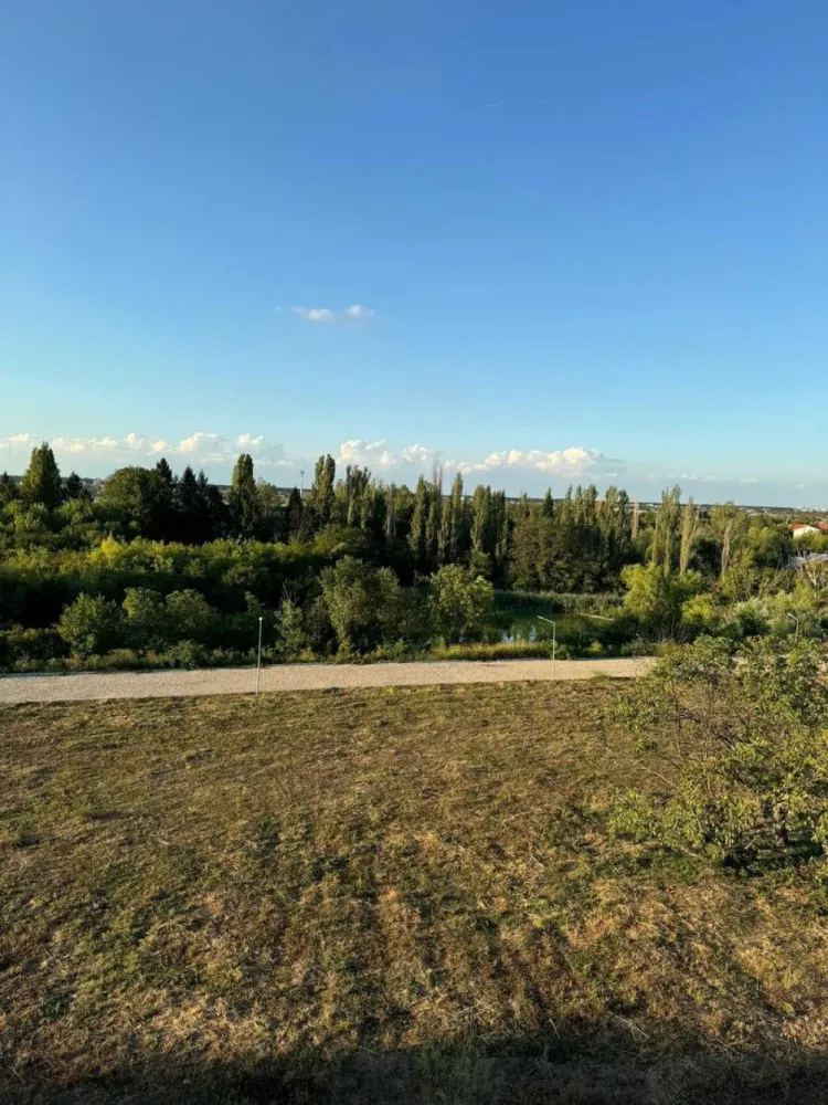 Penthouse 3 camere vedere lac /Bloc Boutique/ Promenada/Onix Residence - Apartament PENTHOUSE cu 3 camere, vedere la lac, sector 1 Apartamentul este in Onix Residence, un complex rezidential cu paza, securtitate, camere video. Blocul este unul de tip BOUTIQUE, cu regim de intaltime de P+4, avand 2 apartamente pe etaj. Apartamentul are 2 terase, fiecare de 16 mp, prima cu vedere la curtea interioara, a doua cu vedere la lac. 70,1 mp utili + 33.8 mp terase. Bucataria este open space, dar poate fi inchisa. Apartamentul are centrala proprie de apartament, incalzire in pardoseala si 2 AC montate. Se preda la cheie, fara mobila, cu toate finisajele incluse. Pretul este +TVA. Parcare se poate achizitiona separat. Locația excelentă în Nordul Capitalei oferă acces facil către orice punct de interes din București. În imediata apropiere sunt localizate stațiile de metrou Pipera și Aurel Vlaicu, precum și multiple variante de STB. În apropierea complexului puteți găsi tot ce aveți nevoie în domeniul medical (Regina Maria, Policlinica Pipera, clinică veterinară), săli de fitness (World Class, 18 Gym, Fit9 by Alma), centre comerciale (Lidl, Penny Market, Pipera Plaza, Anima, Promenada Mall, Mega Image, Kaufland etc.), restaurante și cafenele, școli și licee. Comision 0%, direct proprietar.