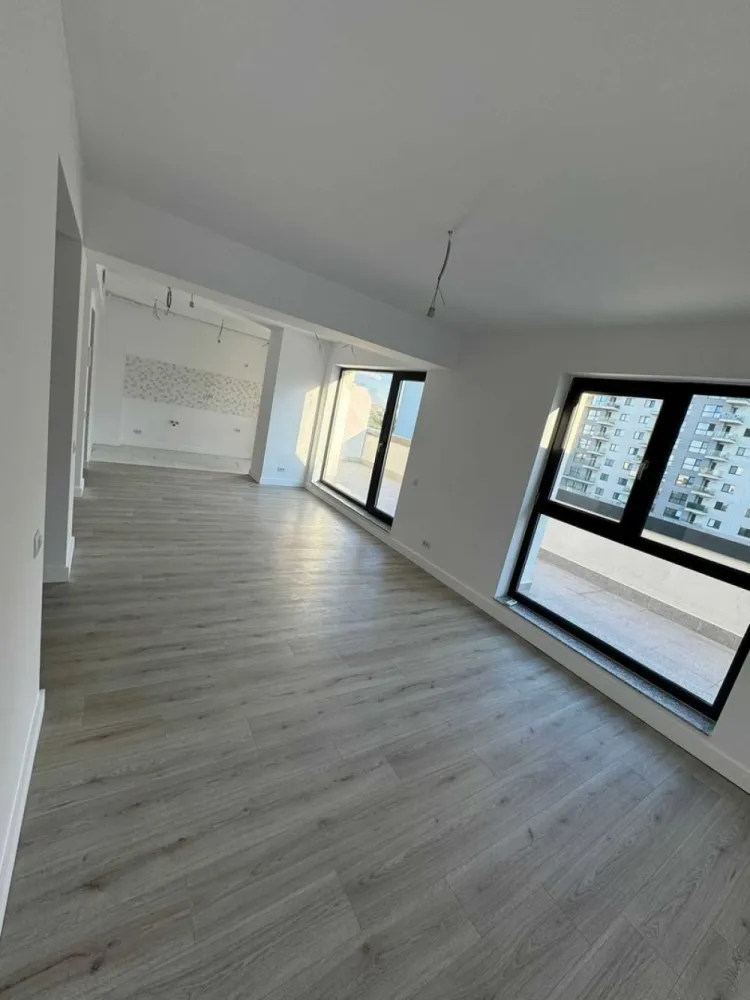Penthouse 3 camere vedere lac /Bloc Boutique/ Promenada/Onix Residence - Apartament PENTHOUSE cu 3 camere, vedere la lac, sector 1 Apartamentul este in Onix Residence, un complex rezidential cu paza, securtitate, camere video. Blocul este unul de tip BOUTIQUE, cu regim de intaltime de P+4, avand 2 apartamente pe etaj. Apartamentul are 2 terase, fiecare de 16 mp, prima cu vedere la curtea interioara, a doua cu vedere la lac. 70,1 mp utili + 33.8 mp terase. Bucataria este open space, dar poate fi inchisa. Apartamentul are centrala proprie de apartament, incalzire in pardoseala si 2 AC montate. Se preda la cheie, fara mobila, cu toate finisajele incluse. Pretul este +TVA. Parcare se poate achizitiona separat. Locația excelentă în Nordul Capitalei oferă acces facil către orice punct de interes din București. În imediata apropiere sunt localizate stațiile de metrou Pipera și Aurel Vlaicu, precum și multiple variante de STB. În apropierea complexului puteți găsi tot ce aveți nevoie în domeniul medical (Regina Maria, Policlinica Pipera, clinică veterinară), săli de fitness (World Class, 18 Gym, Fit9 by Alma), centre comerciale (Lidl, Penny Market, Pipera Plaza, Anima, Promenada Mall, Mega Image, Kaufland etc.), restaurante și cafenele, școli și licee. Comision 0%, direct proprietar.