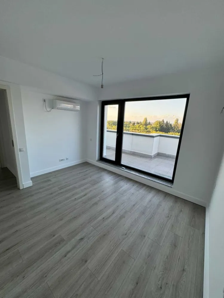 Penthouse 3 camere vedere lac /Bloc Boutique/ Promenada/Onix Residence - Apartament PENTHOUSE cu 3 camere, vedere la lac, sector 1 Apartamentul este in Onix Residence, un complex rezidential cu paza, securtitate, camere video. Blocul este unul de tip BOUTIQUE, cu regim de intaltime de P+4, avand 2 apartamente pe etaj. Apartamentul are 2 terase, fiecare de 16 mp, prima cu vedere la curtea interioara, a doua cu vedere la lac. 70,1 mp utili + 33.8 mp terase. Bucataria este open space, dar poate fi inchisa. Apartamentul are centrala proprie de apartament, incalzire in pardoseala si 2 AC montate. Se preda la cheie, fara mobila, cu toate finisajele incluse. Pretul este +TVA. Parcare se poate achizitiona separat. Locația excelentă în Nordul Capitalei oferă acces facil către orice punct de interes din București. În imediata apropiere sunt localizate stațiile de metrou Pipera și Aurel Vlaicu, precum și multiple variante de STB. În apropierea complexului puteți găsi tot ce aveți nevoie în domeniul medical (Regina Maria, Policlinica Pipera, clinică veterinară), săli de fitness (World Class, 18 Gym, Fit9 by Alma), centre comerciale (Lidl, Penny Market, Pipera Plaza, Anima, Promenada Mall, Mega Image, Kaufland etc.), restaurante și cafenele, școli și licee. Comision 0%, direct proprietar.