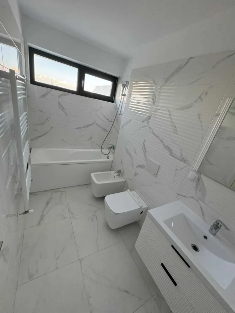 Penthouse 3 camere vedere lac /Bloc Boutique/ Promenada/Onix Residence - Apartament PENTHOUSE cu 3 camere, vedere la lac, sector 1 Apartamentul este in Onix Residence, un complex rezidential cu paza, securtitate, camere video. Blocul este unul de tip BOUTIQUE, cu regim de intaltime de P+4, avand 2 apartamente pe etaj. Apartamentul are 2 terase, fiecare de 16 mp, prima cu vedere la curtea interioara, a doua cu vedere la lac. 70,1 mp utili + 33.8 mp terase. Bucataria este open space, dar poate fi inchisa. Apartamentul are centrala proprie de apartament, incalzire in pardoseala si 2 AC montate. Se preda la cheie, fara mobila, cu toate finisajele incluse. Pretul este +TVA. Parcare se poate achizitiona separat. Locația excelentă în Nordul Capitalei oferă acces facil către orice punct de interes din București. În imediata apropiere sunt localizate stațiile de metrou Pipera și Aurel Vlaicu, precum și multiple variante de STB. În apropierea complexului puteți găsi tot ce aveți nevoie în domeniul medical (Regina Maria, Policlinica Pipera, clinică veterinară), săli de fitness (World Class, 18 Gym, Fit9 by Alma), centre comerciale (Lidl, Penny Market, Pipera Plaza, Anima, Promenada Mall, Mega Image, Kaufland etc.), restaurante și cafenele, școli și licee. Comision 0%, direct proprietar.