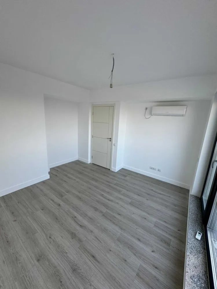 Penthouse 3 camere vedere lac /Bloc Boutique/ Promenada/Onix Residence - Apartament PENTHOUSE cu 3 camere, vedere la lac, sector 1 Apartamentul este in Onix Residence, un complex rezidential cu paza, securtitate, camere video. Blocul este unul de tip BOUTIQUE, cu regim de intaltime de P+4, avand 2 apartamente pe etaj. Apartamentul are 2 terase, fiecare de 16 mp, prima cu vedere la curtea interioara, a doua cu vedere la lac. 70,1 mp utili + 33.8 mp terase. Bucataria este open space, dar poate fi inchisa. Apartamentul are centrala proprie de apartament, incalzire in pardoseala si 2 AC montate. Se preda la cheie, fara mobila, cu toate finisajele incluse. Pretul este +TVA. Parcare se poate achizitiona separat. Locația excelentă în Nordul Capitalei oferă acces facil către orice punct de interes din București. În imediata apropiere sunt localizate stațiile de metrou Pipera și Aurel Vlaicu, precum și multiple variante de STB. În apropierea complexului puteți găsi tot ce aveți nevoie în domeniul medical (Regina Maria, Policlinica Pipera, clinică veterinară), săli de fitness (World Class, 18 Gym, Fit9 by Alma), centre comerciale (Lidl, Penny Market, Pipera Plaza, Anima, Promenada Mall, Mega Image, Kaufland etc.), restaurante și cafenele, școli și licee. Comision 0%, direct proprietar.
