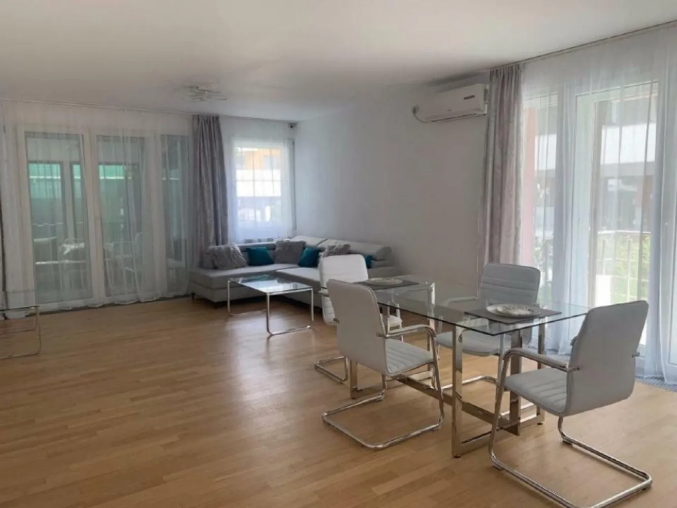 Apartament luminos cu gradina Sos Nordului Parc Herastrau - Apartament luminos cu gradina proprie langa Parcul Herastrau Sos Nordului 96H An constructie 2007 Nr. camere: 3 Suprafa utila: 181 mp SU apartament 93mp SU gradina 88mp Suprafata construita totala 237 mp Parter/3 2 Bai si un Grup sanitar Renovat complet 2024 3 Balcoane Utilitati generale: Gaz, Curent, Apa, Canalizare. Sistem incalzire: Centrala termica proprie, Calorifere Acces internet: Cablu, Fibra optica o Bucatarie mobilata si echipata i Plita gaz, Cuptor electric, Chiuveta, Frigider, Congelator Baile finisate si echipate cu obiecte sanitare Aer conditionat 3 unitati Usa intrare: metalica, Video Interfon Gresie, Faianta, Parchet stejar. Terasa placata cu gresie + gazon Loc parcare in subteran Contorizare individuala: Contor gaz, Contor curent, Contor Apa Dotari imobil: Video Interfon, 2 Lifturi Parc Herastrau, Mall Promenada, Metrou Aviatorilor