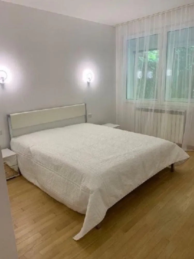 Apartament luminos cu gradina Sos Nordului Parc Herastrau - Apartament luminos cu gradina proprie langa Parcul Herastrau Sos Nordului 96H An constructie 2007 Nr. camere: 3 Suprafa utila: 181 mp SU apartament 93mp SU gradina 88mp Suprafata construita totala 237 mp Parter/3 2 Bai si un Grup sanitar Renovat complet 2024 3 Balcoane Utilitati generale: Gaz, Curent, Apa, Canalizare. Sistem incalzire: Centrala termica proprie, Calorifere Acces internet: Cablu, Fibra optica o Bucatarie mobilata si echipata i Plita gaz, Cuptor electric, Chiuveta, Frigider, Congelator Baile finisate si echipate cu obiecte sanitare Aer conditionat 3 unitati Usa intrare: metalica, Video Interfon Gresie, Faianta, Parchet stejar. Terasa placata cu gresie + gazon Loc parcare in subteran Contorizare individuala: Contor gaz, Contor curent, Contor Apa Dotari imobil: Video Interfon, 2 Lifturi Parc Herastrau, Mall Promenada, Metrou Aviatorilor
