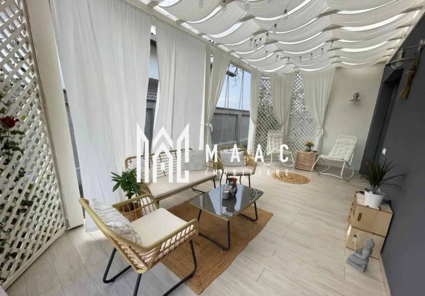 Casa individuala | 216 mp utili | Teren 500 mp | Veterani - MAAC Imobiliare va propune spre vanzare o casa individuala, finalizată în 2017–2018, situată într-un cartier aerisit de case, ce oferă liniște, intimitate și acces facil către autostradă și zona comercială. Detalii proprietate: Suprafață utilă: 216 mp Suprafață teren: 500 mp Curte individuală, cu terasă generoasă și garaj închis Construcție solidă, cu design modern și materiale de înaltă calitate Compartimentare: Parter Living spațios cu șemineu și distribuție de căldură către etaj Bucătărie separată + cămară Cameră suplimentară (birou sau dormitor) Baie complet echipată (cabină de duș, wc, bideu) Hol larg și luminos Spațiu tehnic + debara Etaj 2 dormitoare Dressing (poate fi transformat în dormitor) 2 băi (una matrimonială cu cadă și cabină de duș, una secundară) Budoar Hol spațios și luminos Dotări și finisaje premium: Încălzire în pardoseală pe toată suprafața Izolație cu vată bazaltică Tâmplărie PVC premium Parchet Egger 12 mm Plăci mari (lastre) și gresie premium în băi Baterii și obiecte sanitare de calitate superioară Finisaje moderne, atent selectate, pentru un design elegant și confort sporit Avantaje: ✔ Locație excelentă – acces rapid la autostradă și la centre comerciale ✔ Spații generoase și bine compartimentate ✔ Proprietate singulară în curte – intimitate și siguranță ✔ Construcție și finisaje premium – gata de locuit Ideală pentru o familie care își dorește un cămin modern, spațios și durabil. Pentru mai multe detalii, precizati telefonic ca ati vazut anuntul ID: CP2706525 }}