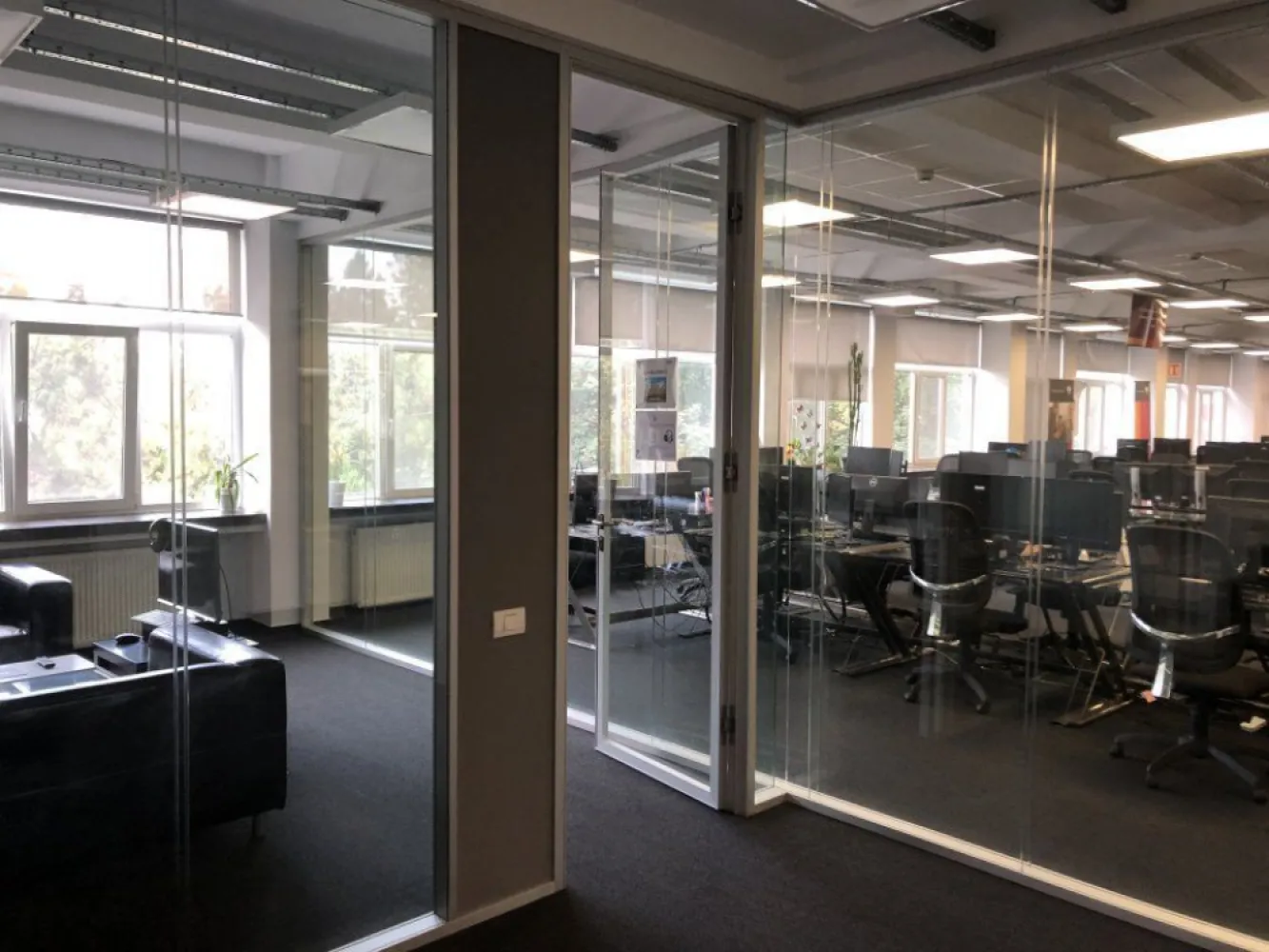 Cladire de birouri la 50 de metri de metrou, langa hala Laminor! - Imobil Birouri situat in Blvd. Basarabia, Nr. 256, Situat langa hala Laminor, centru expozitional si de evenimente! S Inchiriabila = 3000 mp Fiecare etaj este impartit in 4 sali multifunctionale (meeting/training), camera server, bucatarie- restul open space. Pardoseli - podea dubla- cablare, tavane fonic-absorbante, tamplarie PVC Toate utilitatile: energie electrica, apa, canalizare, gaze, centrala termica proprie, instalatii A/C, generator propriu pentru intreaga cladire Locuri de parcare disponibile. Acces facil: Statie metrou (la 50 m), linii tramvai, autobuz Ideal Call Center sau Companii IT, back office pentru banci, proiectare
