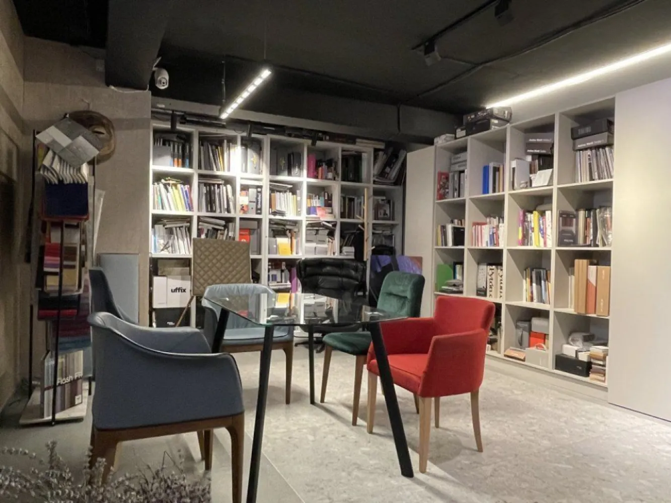 Duplex 3 camere amenajat birou/showroom, cu parcare inclusa - Propietar, persoana juridica(se aplica taxare inversa sau tva 19%, dupa caz) Vand duplex, Parter+demisol, 70 mp utili, amenajat ca showroom. open space pe fiecare nivel, 2 grupuri sanitare, chicineta utilata. Finisaje de exceptie, import Italia. Parchet stratificat herringbone, placi ceramice dimensiuni mari, fototapet in grupuri sanitare, spatii depozitare, incalzire in pardoseala, centrala proprie, usi filomuro, supraveghere video. Pretabil birouri, cabinet medical/stoma, showroom prezentare, ateliere/cursuri, salon.. La 5 min de metrou Grivita. Loc de parcare suprateran inclus in pret! Se preda contractul de inchiriere pe 2 ani (birou arhitectura), daca se doreste.