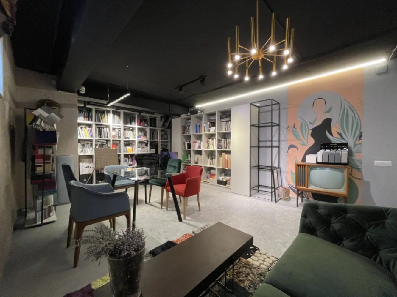 Duplex 3 camere amenajat birou/showroom, cu parcare inclusa - Propietar, persoana juridica(se aplica taxare inversa sau tva 19%, dupa caz) Vand duplex, Parter+demisol, 70 mp utili, amenajat ca showroom. open space pe fiecare nivel, 2 grupuri sanitare, chicineta utilata. Finisaje de exceptie, import Italia. Parchet stratificat herringbone, placi ceramice dimensiuni mari, fototapet in grupuri sanitare, spatii depozitare, incalzire in pardoseala, centrala proprie, usi filomuro, supraveghere video. Pretabil birouri, cabinet medical/stoma, showroom prezentare, ateliere/cursuri, salon.. La 5 min de metrou Grivita. Loc de parcare suprateran inclus in pret! Se preda contractul de inchiriere pe 2 ani (birou arhitectura), daca se doreste.