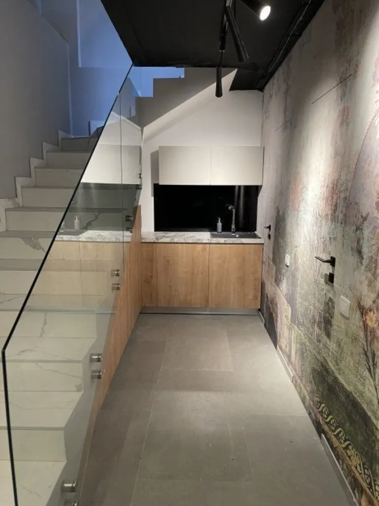 Duplex 3 camere amenajat birou/showroom, cu parcare inclusa