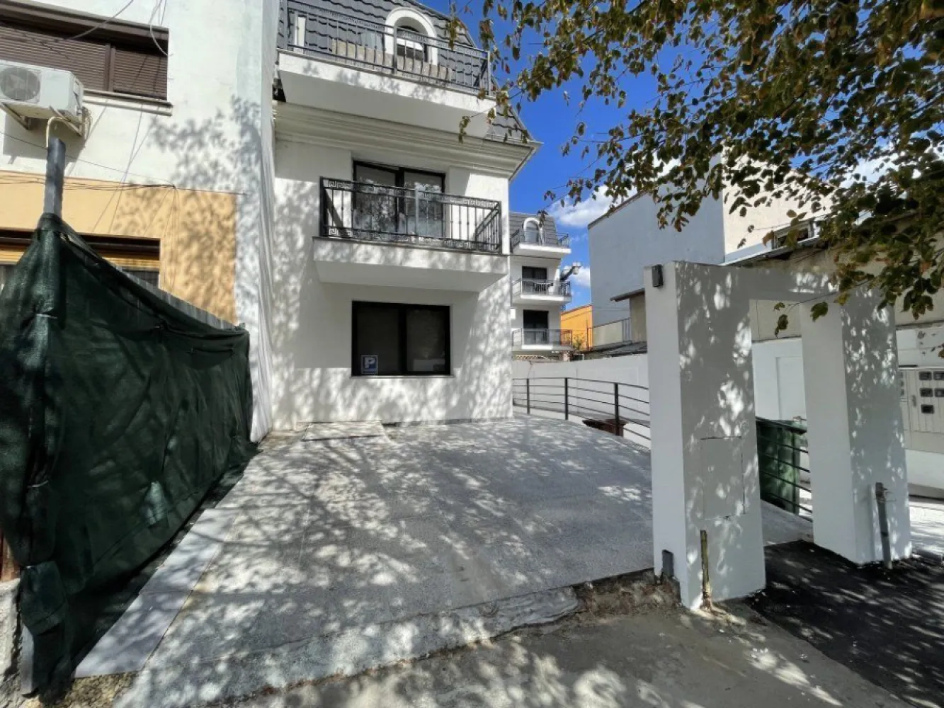 Duplex 3 camere amenajat birou/showroom, cu parcare inclusa