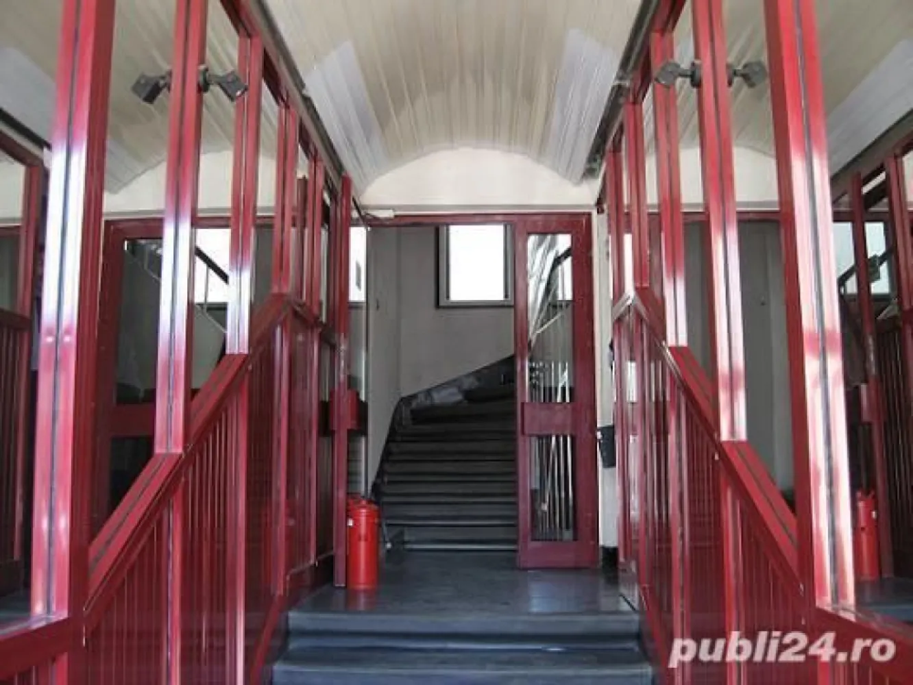Spatiu birori ultracentral str. Negustori - Cladirea de birouri este formata din doua corpuri si constructii anexe (depozite, garaje, cabina poarta): - corpul 1, cu regim de inaltime S+P+6E+1E tehnic, cu suprafata utila de 2.702,65 mp, construit in anul 1963; - corpul 2, cu regim de inaltime S+P+2E, cu suprafata utila de 955,74 mp, construit in anul 1940 (modernizata si intretinuta succesiv). Cladirea de birouri se afla amplasata in zona centrala a Bucurestiului, aproape de Piata Rosetti (la aproximativ 500 m).