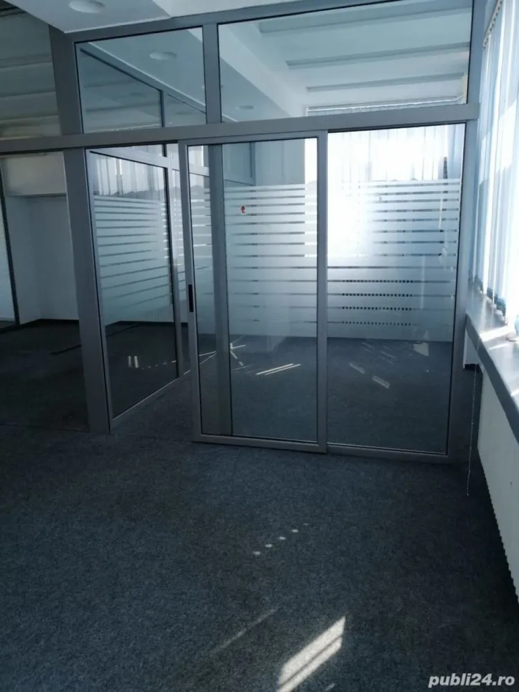 Spatiu birori ultracentral str. Negustori - Cladirea de birouri este formata din doua corpuri si constructii anexe (depozite, garaje, cabina poarta): - corpul 1, cu regim de inaltime S+P+6E+1E tehnic, cu suprafata utila de 2.702,65 mp, construit in anul 1963; - corpul 2, cu regim de inaltime S+P+2E, cu suprafata utila de 955,74 mp, construit in anul 1940 (modernizata si intretinuta succesiv). Cladirea de birouri se afla amplasata in zona centrala a Bucurestiului, aproape de Piata Rosetti (la aproximativ 500 m).