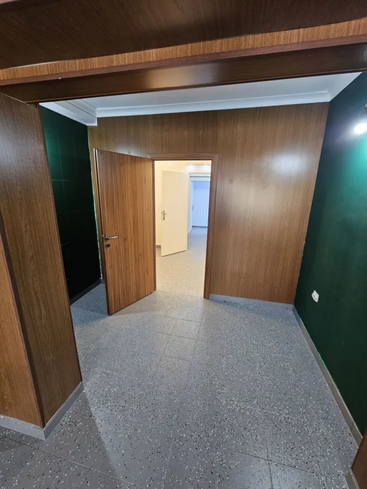 Spatiu Ultracentral Piata Calea Victoriei Moxa Romana - Una din cele mai bune zone din Bucuresti, locatie excelenta, ultracentral - Sfintii Voievozi nr. 29 , in apropiere de o multime de facultati precum ASE, Arhitectura etc. Acces direct din strada, 2 cai de acces separate, doua bai.RS2