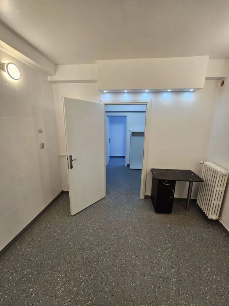 Spatiu Ultracentral Piata Calea Victoriei Moxa Romana - Una din cele mai bune zone din Bucuresti, locatie excelenta, ultracentral - Sfintii Voievozi nr. 29 , in apropiere de o multime de facultati precum ASE, Arhitectura etc. Acces direct din strada, 2 cai de acces separate, doua bai.RS2