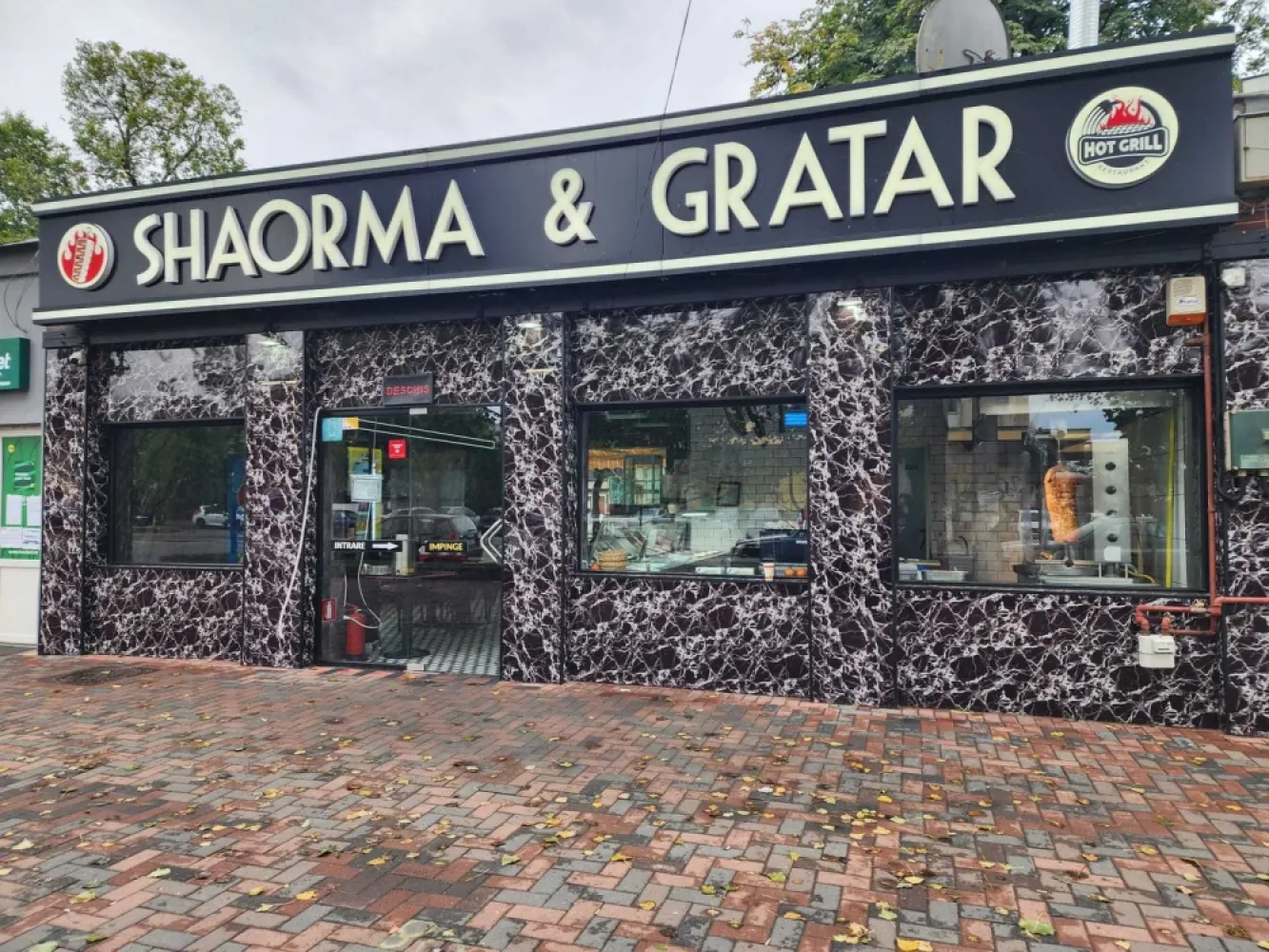 Restaurant$Gratar - Vând afacere. București sector 3 pe Bulevardul basarabia nr 256. Spațiu are 65m pătrați. Lăsăm tot ceea ce se afla în interior. Afacerea este functionala. Este o afacere de familie de care nu ne mai putem ocupa. 30.000 euro ușor negociabil.