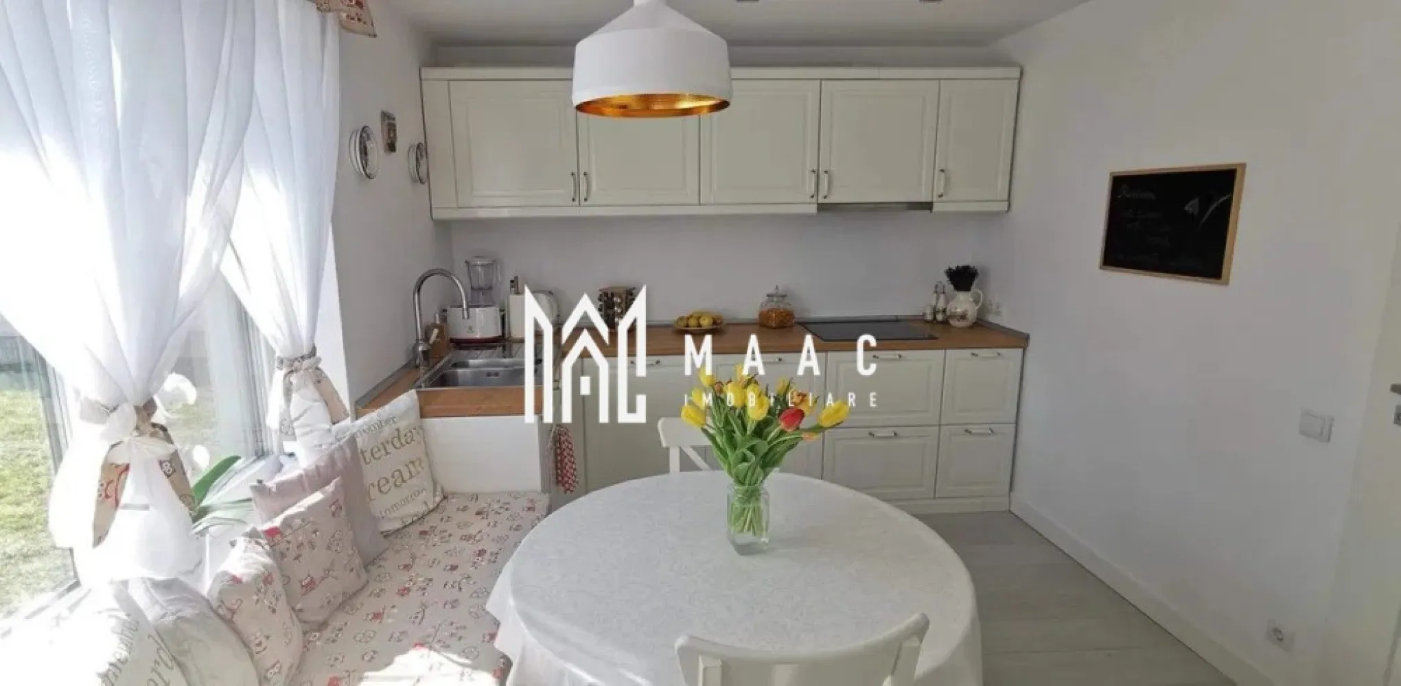 Casa individuala | 216 mp utili | Teren 500 mp | Veterani - MAAC Imobiliare va propune spre vanzare o casa individuala, finalizată în 2017–2018, situată într-un cartier aerisit de case, ce oferă liniște, intimitate și acces facil către autostradă și zona comercială. Detalii proprietate: Suprafață utilă: 216 mp Suprafață teren: 500 mp Curte individuală, cu terasă generoasă și garaj închis Construcție solidă, cu design modern și materiale de înaltă calitate Compartimentare: Parter Living spațios cu șemineu și distribuție de căldură către etaj Bucătărie separată + cămară Cameră suplimentară (birou sau dormitor) Baie complet echipată (cabină de duș, wc, bideu) Hol larg și luminos Spațiu tehnic + debara Etaj 2 dormitoare Dressing (poate fi transformat în dormitor) 2 băi (una matrimonială cu cadă și cabină de duș, una secundară) Budoar Hol spațios și luminos Dotări și finisaje premium: Încălzire în pardoseală pe toată suprafața Izolație cu vată bazaltică Tâmplărie PVC premium Parchet Egger 12 mm Plăci mari (lastre) și gresie premium în băi Baterii și obiecte sanitare de calitate superioară Finisaje moderne, atent selectate, pentru un design elegant și confort sporit Avantaje: ✔ Locație excelentă – acces rapid la autostradă și la centre comerciale ✔ Spații generoase și bine compartimentate ✔ Proprietate singulară în curte – intimitate și siguranță ✔ Construcție și finisaje premium – gata de locuit Ideală pentru o familie care își dorește un cămin modern, spațios și durabil. Pentru mai multe detalii, precizati telefonic ca ati vazut anuntul ID: CP2706525 }}