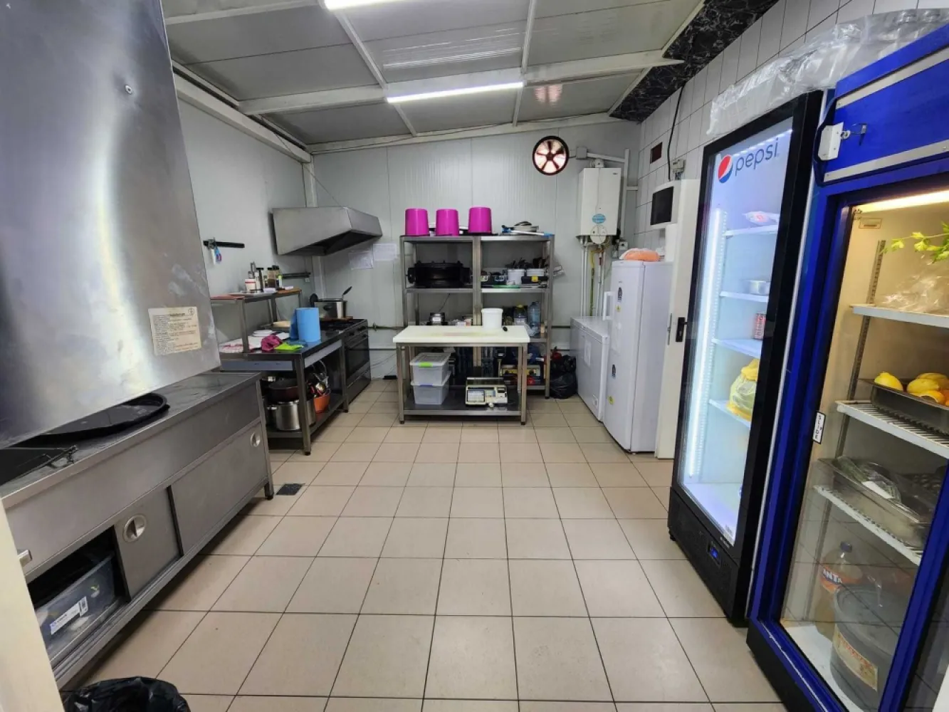 Restaurant$Gratar - Vând afacere. București sector 3 pe Bulevardul basarabia nr 256. Spațiu are 65m pătrați. Lăsăm tot ceea ce se afla în interior. Afacerea este functionala. Este o afacere de familie de care nu ne mai putem ocupa. 30.000 euro ușor negociabil.