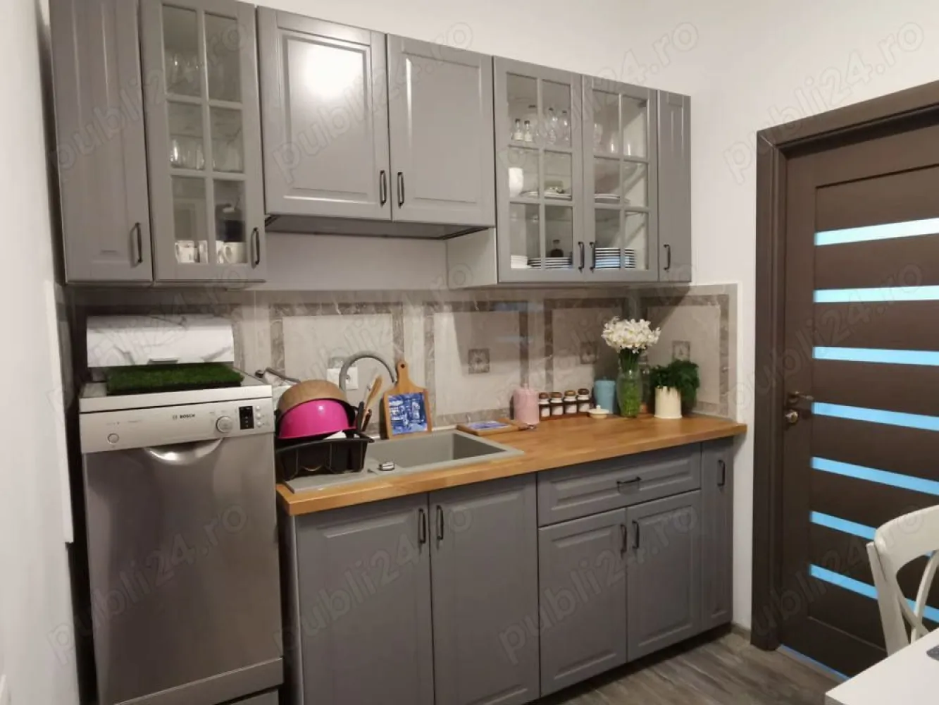 brasadas.com vinde apartament 4 camere Copou. - Agenția BRASADAS vinde apartament deosebit cu patru camere. Apartamentul are centrala noua, are 3 bai, este renovat si modificat, cu centrala noua, termopane Germania si este semimobilat. Pentru mai multe oferte accesați www.brasadas.com