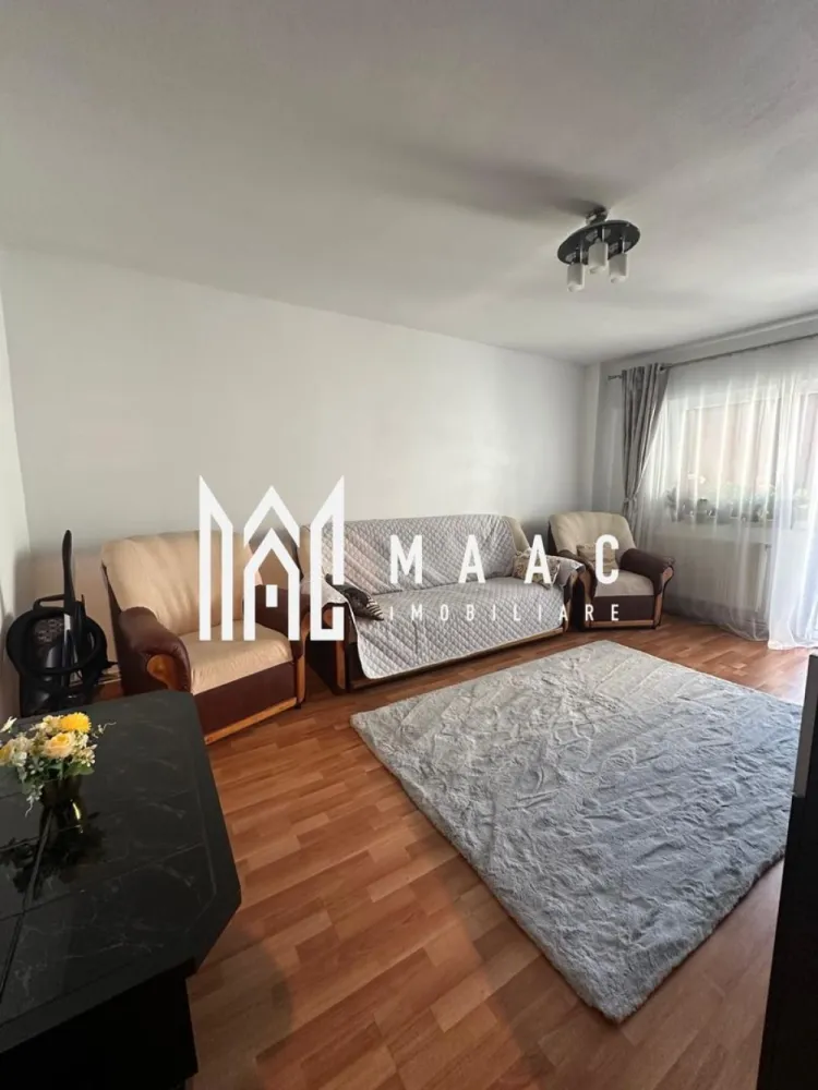 Apartament 3 camere | Etaj 3 | Balcon | Pivnita | V Aaron - MAAC Imobiliare va prezinta un apartament cu 3 camere decomandate sitat la etajul 3 in zona Vasile Aaron. Caracteristici: Suprafață utilă: 66 mp Suprafață totală: 74 mp Living luminos, 2 dormitoare spațioase, bucătărie separată și complet utilată, 2 băi, balcon închis de 8 mp Pivniță la subsol Etaj intermediar Apartamentul se află la etajul 3 din 4 Se vinde complet mobilat și utilat – pregătit pentru mutare imediată, fără investiții suplimentare Geamuri tripan montate recent Acces separat în fiecare cameră Apometre smart – monitorizare eficientă a consumului Centrală termică proprie cu calorifere. Apartamentul este situat într-o zonă bine dezvoltată, cu acces facil la mijloace de transport, școli, grădinițe, magazine, farmacii și alte puncte de interes. Pentru mai multe detalii precizati telefonic ca ati vazut anuntul cu ID: CP2707733 }}