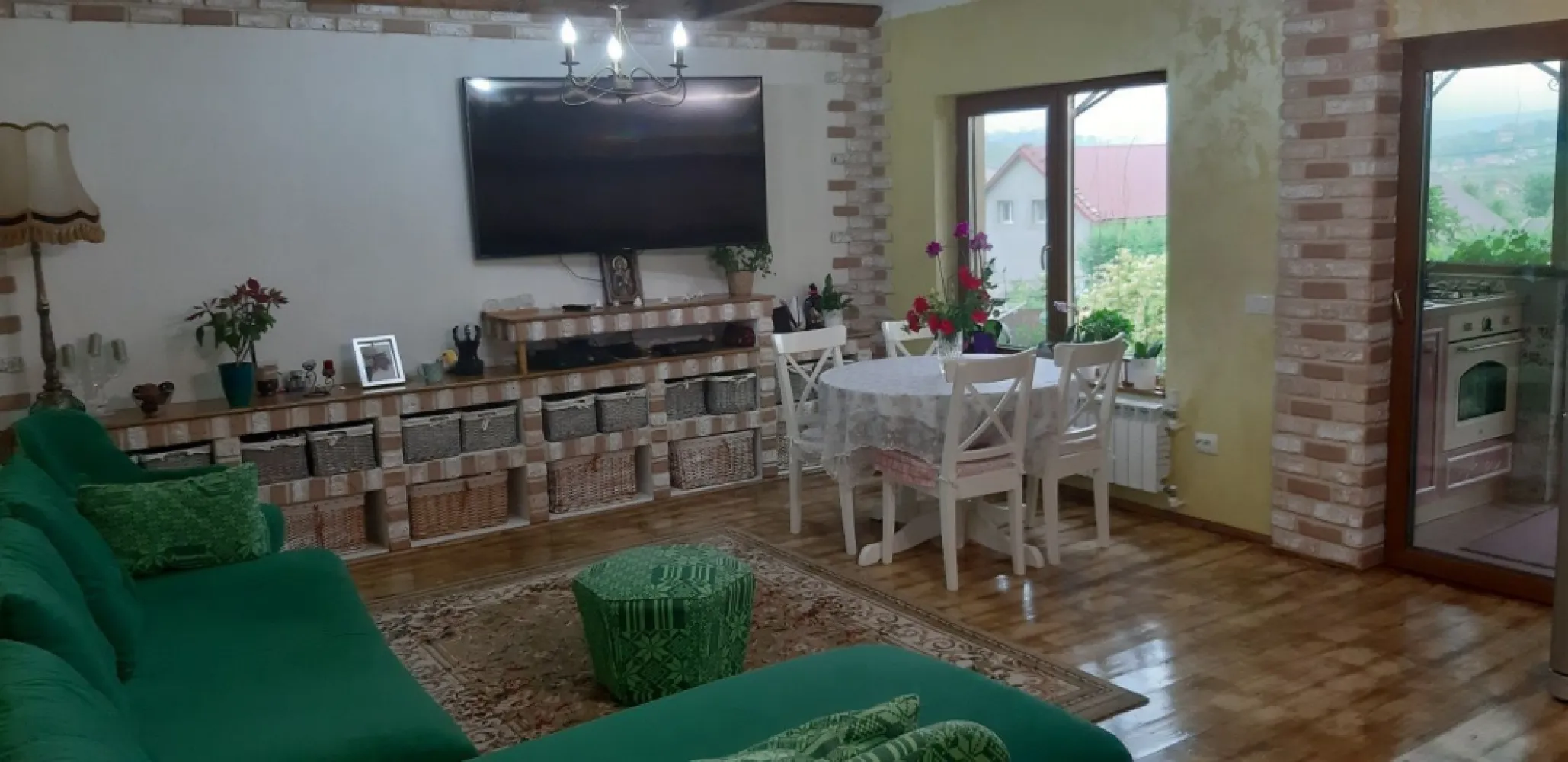Penthouse cu grădină, beci, magazii, parcare - zona Bucium, - Penthouse, parter cu demisol înalt, , de 130 mp, ( cuprinzând 2 livinguri, zonă de gătit, birou, cameră de oaspeți, 2 băi , 3 dormitoare, balcon ), grădină de 250 mp, 1 beci, 2 magazii, 3 locuri de parcare ( 2 locuri de parcare proprietate privată, 1 loc de parcare cota indiviză) in zona Vișan/ Bucium la 4 km de Palas. Se vinde semimobilat.