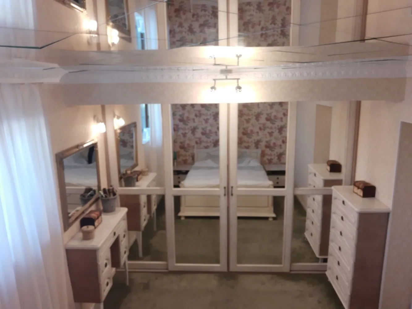 Penthouse cu grădină, beci, magazii, parcare - zona Bucium, - Penthouse, parter cu demisol înalt, , de 130 mp, ( cuprinzând 2 livinguri, zonă de gătit, birou, cameră de oaspeți, 2 băi , 3 dormitoare, balcon ), grădină de 250 mp, 1 beci, 2 magazii, 3 locuri de parcare ( 2 locuri de parcare proprietate privată, 1 loc de parcare cota indiviză) in zona Vișan/ Bucium la 4 km de Palas. Se vinde semimobilat.
