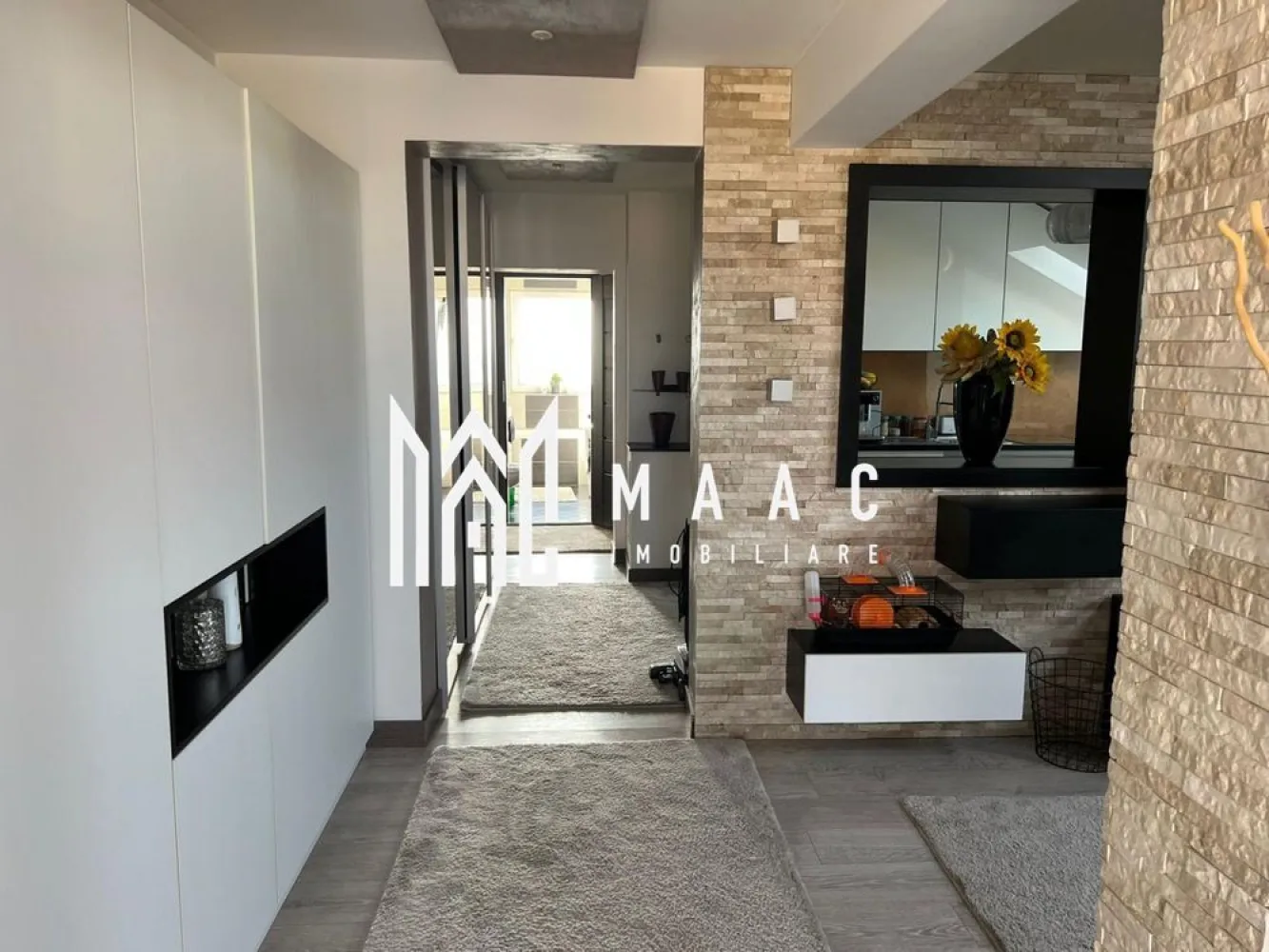 Apartament la vila | 3 camere | Zona Tilisca - Maac Imobiliare propune spre vânzare un apartament cu 3 camere situat într-o vilă din zona Tilisca. Locuinta cuprinde: living, doua dormitoare, bucatarie, baie cu geam de aerisire. Finisaje premium, mobilier de calitate și electrocasnice moderne, atent alese pentru a oferi confort și funcționalitate. Localizare excelentă: zonă liniștită, cu acces rapid către școli, grădinițe, magazine și zone de relaxare, statii de transport in comun, etc Pentru mai multe detalii va rugam specificati telefonic ID: CP2704885 }}