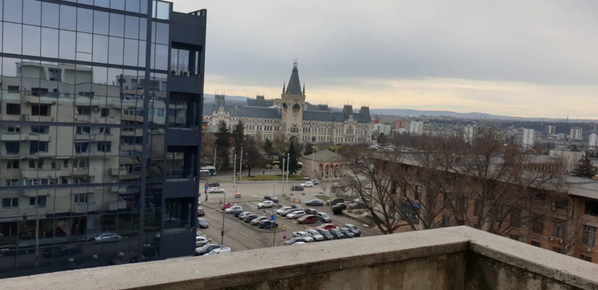 Apartament premium, Centru, Moldova Center, Palas Mall, Palat - Se vinde apartament premium in Iasi, Centru, zona blazon, km0, deschidere panoramica spre Sud, istoric complet, structura vizibila, bloc pentru elita anilor 80. Vedere spre Palatul Culturii la sud si Trei Ierarhi la vest. Apartament foarte bun, ce se tranzactioneaza la raritate si nu la metru patrat; // pentru informare are suprafata totala de 85,9 mp (3 camere modificat) si pretul de vanzare este acord cu piata imobiliara. Discutiile despre tranzactionare se fac la fata locului / forma de plata si timpul de tranzactie reprezinta atuuri definitive / se prefera plata foarte rapida si in cash. // Detalii tehnice, argumente si programari la telefonul afisat.