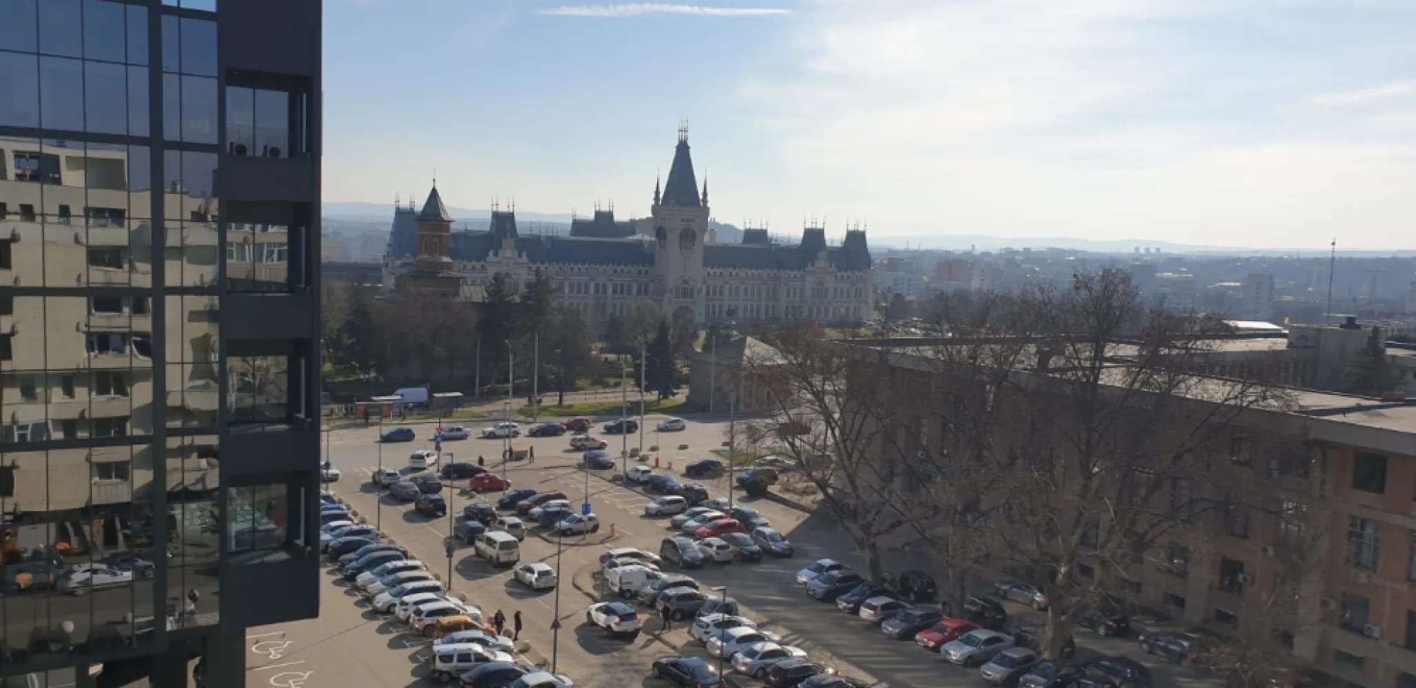 Apartament premium, Centru, Moldova Center, Palas Mall, Palat - Se vinde apartament premium in Iasi, Centru, zona blazon, km0, deschidere panoramica spre Sud, istoric complet, structura vizibila, bloc pentru elita anilor 80. Vedere spre Palatul Culturii la sud si Trei Ierarhi la vest. Apartament foarte bun, ce se tranzactioneaza la raritate si nu la metru patrat; // pentru informare are suprafata totala de 85,9 mp (3 camere modificat) si pretul de vanzare este acord cu piata imobiliara. Discutiile despre tranzactionare se fac la fata locului / forma de plata si timpul de tranzactie reprezinta atuuri definitive / se prefera plata foarte rapida si in cash. // Detalii tehnice, argumente si programari la telefonul afisat.