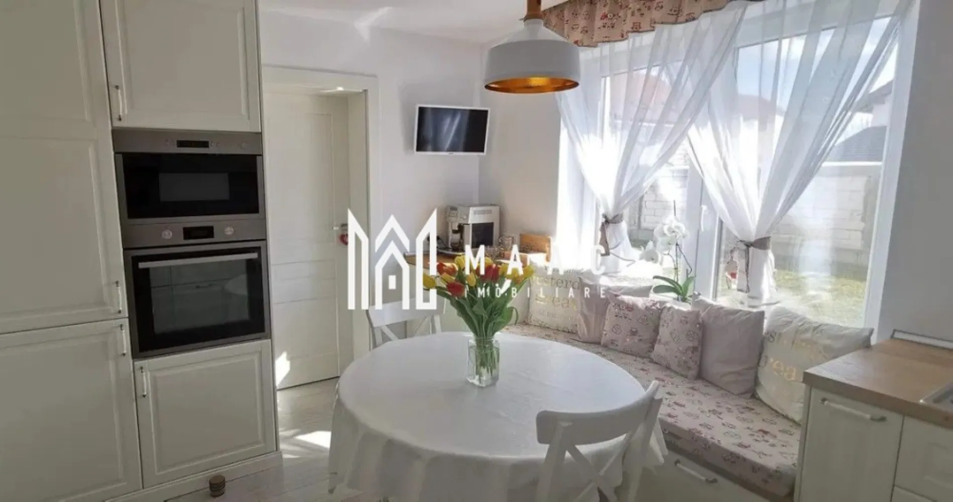 Casa individuala | 216 mp utili | Teren 500 mp | Veterani - MAAC Imobiliare va propune spre vanzare o casa individuala, finalizată în 2017–2018, situată într-un cartier aerisit de case, ce oferă liniște, intimitate și acces facil către autostradă și zona comercială. Detalii proprietate: Suprafață utilă: 216 mp Suprafață teren: 500 mp Curte individuală, cu terasă generoasă și garaj închis Construcție solidă, cu design modern și materiale de înaltă calitate Compartimentare: Parter Living spațios cu șemineu și distribuție de căldură către etaj Bucătărie separată + cămară Cameră suplimentară (birou sau dormitor) Baie complet echipată (cabină de duș, wc, bideu) Hol larg și luminos Spațiu tehnic + debara Etaj 2 dormitoare Dressing (poate fi transformat în dormitor) 2 băi (una matrimonială cu cadă și cabină de duș, una secundară) Budoar Hol spațios și luminos Dotări și finisaje premium: Încălzire în pardoseală pe toată suprafața Izolație cu vată bazaltică Tâmplărie PVC premium Parchet Egger 12 mm Plăci mari (lastre) și gresie premium în băi Baterii și obiecte sanitare de calitate superioară Finisaje moderne, atent selectate, pentru un design elegant și confort sporit Avantaje: ✔ Locație excelentă – acces rapid la autostradă și la centre comerciale ✔ Spații generoase și bine compartimentate ✔ Proprietate singulară în curte – intimitate și siguranță ✔ Construcție și finisaje premium – gata de locuit Ideală pentru o familie care își dorește un cămin modern, spațios și durabil. Pentru mai multe detalii, precizati telefonic ca ati vazut anuntul ID: CP2706525 }}