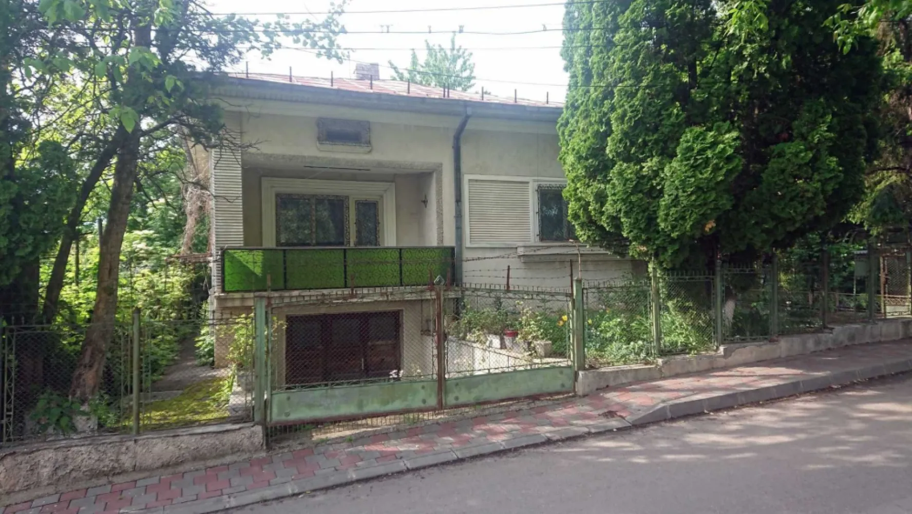 Vand casa tip vila, zona Copou - Vand casa tip vila, in zona Copou, in apropiere de Copou Bellevue. Casa a fost construita in 1972 pe un teren de 400mp, este de tip parter+demisol. Parterul cu suprafata construita de 142mp este alcatuit din: living cu o suprafata de 24mp, camera 18mp, camera 16mp, camera 14mp, bucatarie 15mp, baie 6mp, debara, camara, 3 holuri, balcon 6mp cu orientare spre strada/oras. Demisolul cu suprafata construita de 60mp este alcatuit din: o camera, garaj si camera tehnica. Casa este construita din caramida cu pereti foarte grosi si este amplasa la strada. Locatia este intr-o zona linistita din Copou, ferita de zgomotul orasului, la circa 8 minute de mers pe jos pana la stadion, statia George Cosbuc ( bulevardul Carol I ) sau Gradina botanica si 5 minute distanta fata de complexul Copou Bellevue/gradinita privata Paradisul copiilor. Casa dispune de toate utilitatile, dar necesita renovare. Pret 380000 euro putin negociabil.