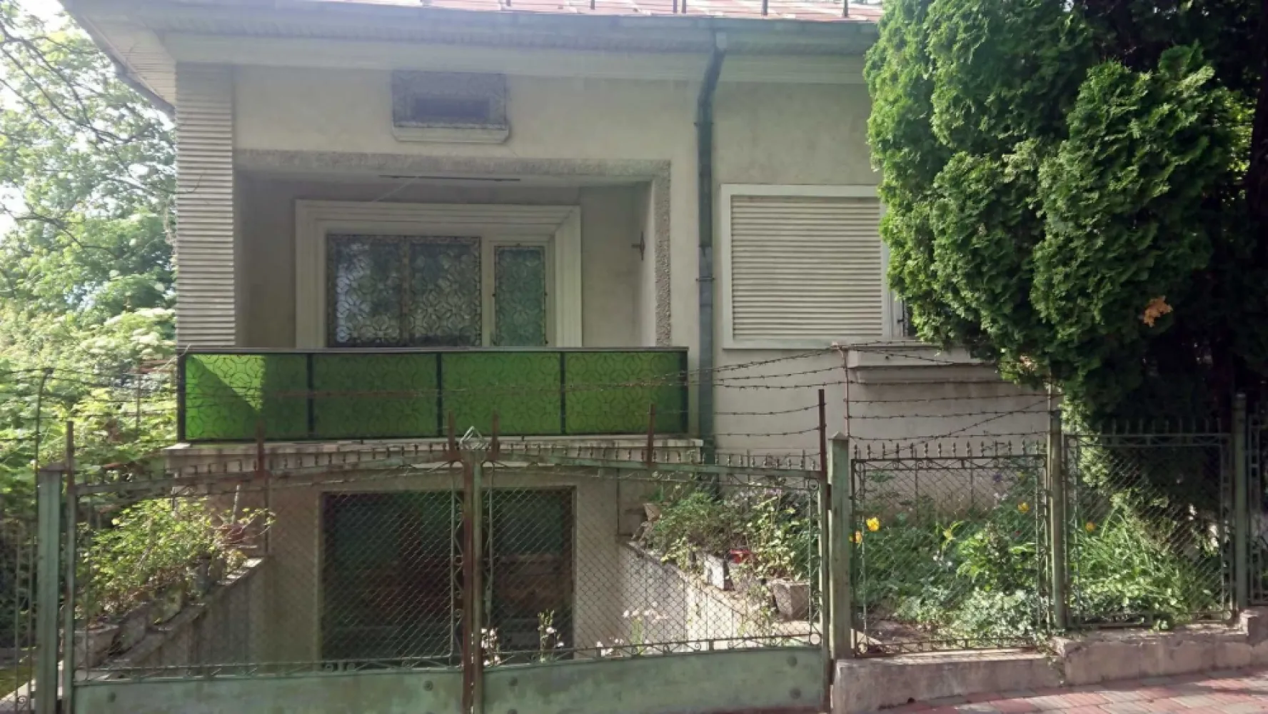 Vand casa tip vila, zona Copou - Vand casa tip vila, in zona Copou, in apropiere de Copou Bellevue. Casa a fost construita in 1972 pe un teren de 400mp, este de tip parter+demisol. Parterul cu suprafata construita de 142mp este alcatuit din: living cu o suprafata de 24mp, camera 18mp, camera 16mp, camera 14mp, bucatarie 15mp, baie 6mp, debara, camara, 3 holuri, balcon 6mp cu orientare spre strada/oras. Demisolul cu suprafata construita de 60mp este alcatuit din: o camera, garaj si camera tehnica. Casa este construita din caramida cu pereti foarte grosi si este amplasa la strada. Locatia este intr-o zona linistita din Copou, ferita de zgomotul orasului, la circa 8 minute de mers pe jos pana la stadion, statia George Cosbuc ( bulevardul Carol I ) sau Gradina botanica si 5 minute distanta fata de complexul Copou Bellevue/gradinita privata Paradisul copiilor. Casa dispune de toate utilitatile, dar necesita renovare. Pret 380000 euro putin negociabil.