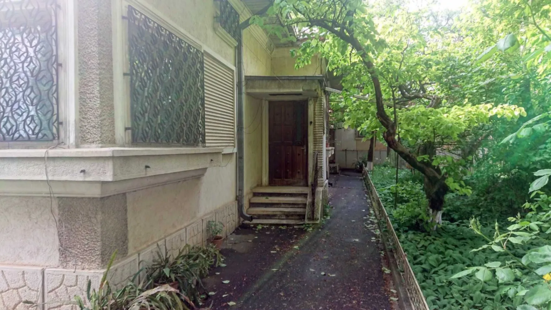 Vand casa tip vila, zona Copou - Vand casa tip vila, in zona Copou, in apropiere de Copou Bellevue. Casa a fost construita in 1972 pe un teren de 400mp, este de tip parter+demisol. Parterul cu suprafata construita de 142mp este alcatuit din: living cu o suprafata de 24mp, camera 18mp, camera 16mp, camera 14mp, bucatarie 15mp, baie 6mp, debara, camara, 3 holuri, balcon 6mp cu orientare spre strada/oras. Demisolul cu suprafata construita de 60mp este alcatuit din: o camera, garaj si camera tehnica. Casa este construita din caramida cu pereti foarte grosi si este amplasa la strada. Locatia este intr-o zona linistita din Copou, ferita de zgomotul orasului, la circa 8 minute de mers pe jos pana la stadion, statia George Cosbuc ( bulevardul Carol I ) sau Gradina botanica si 5 minute distanta fata de complexul Copou Bellevue/gradinita privata Paradisul copiilor. Casa dispune de toate utilitatile, dar necesita renovare. Pret 380000 euro putin negociabil.