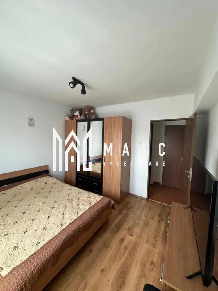 Apartament 3 camere | Etaj 3 | Balcon | Pivnita | V Aaron - MAAC Imobiliare va prezinta un apartament cu 3 camere decomandate sitat la etajul 3 in zona Vasile Aaron. Caracteristici: Suprafață utilă: 66 mp Suprafață totală: 74 mp Living luminos, 2 dormitoare spațioase, bucătărie separată și complet utilată, 2 băi, balcon închis de 8 mp Pivniță la subsol Etaj intermediar Apartamentul se află la etajul 3 din 4 Se vinde complet mobilat și utilat – pregătit pentru mutare imediată, fără investiții suplimentare Geamuri tripan montate recent Acces separat în fiecare cameră Apometre smart – monitorizare eficientă a consumului Centrală termică proprie cu calorifere. Apartamentul este situat într-o zonă bine dezvoltată, cu acces facil la mijloace de transport, școli, grădinițe, magazine, farmacii și alte puncte de interes. Pentru mai multe detalii precizati telefonic ca ati vazut anuntul cu ID: CP2707733 }}