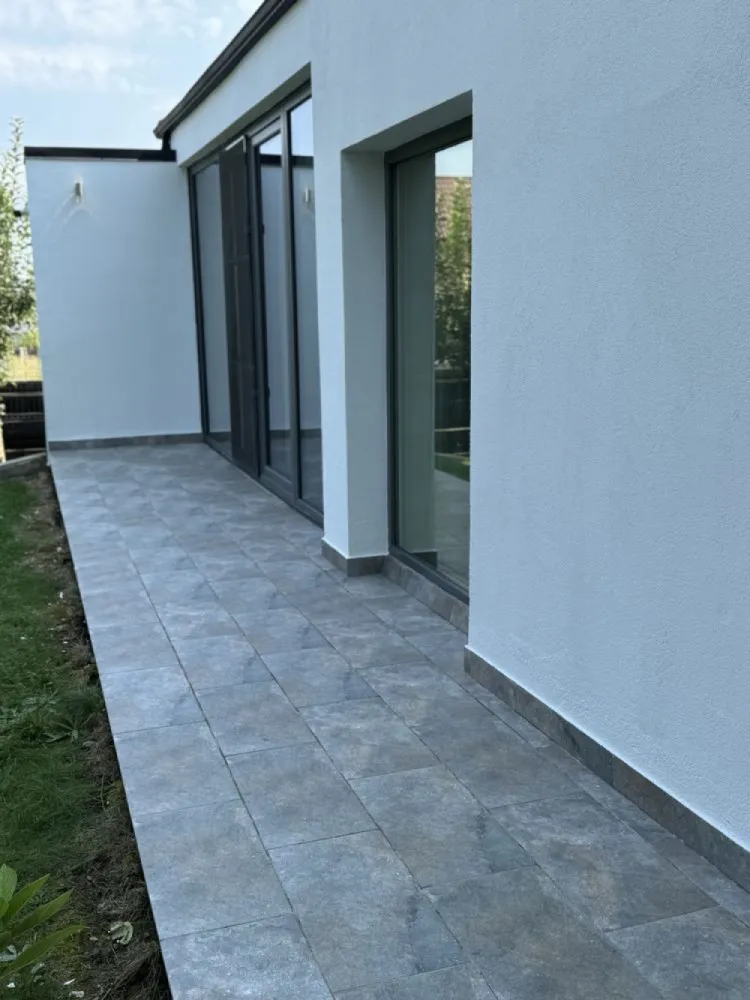 Vand Vila Valea Lupului.1100mp - Pf.vand/ schimb , casa constructie 2015,finalizata in 2016,situata pe strada Traian Vuia, 100 metri pana in Tudor Vianu, strada asfaltata,suprafata utila 188 mp, construiti 224, este compusa la etaj, 3 dormitoare, dressing,baie,balcon, la parter, living+dining, birou,baie, camera tehnica, terasa, garaj, foisor 9x4 cu beci...Ca si structura caramida ,placa beton etaj+acoperis, fara pod.car pod pentru cea de a doua masina, sistem supraveghere video+alarma, porti automate, panouri fotovoltaice 8,8 kw, boiler electric, centrala gaz+electric, aer conditionat.Casa se vinde cu o suprafata de teren de 1100mp+cota de drum.Casa se afla pe strada Traian Vuia, Valea Lupului. .tel.07******79.