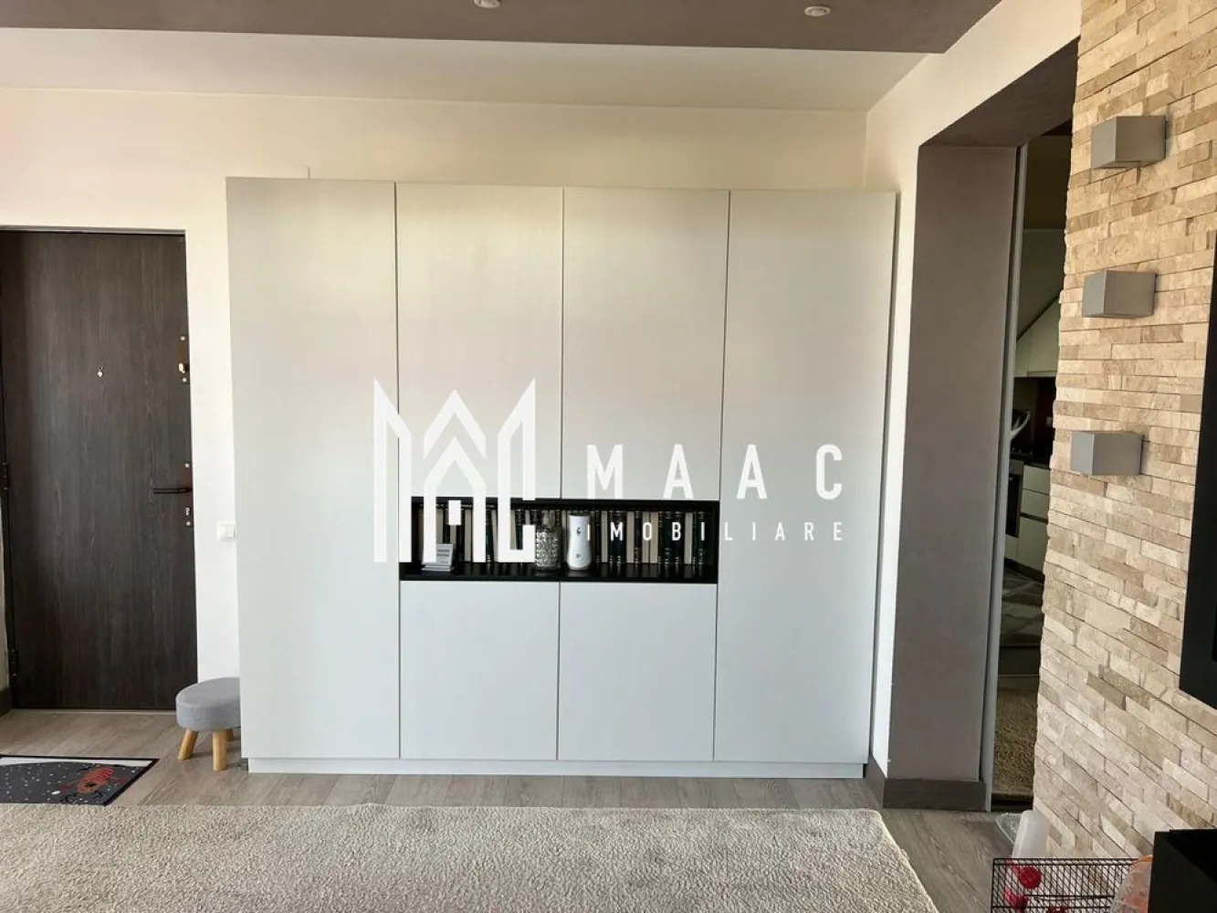 Apartament la vila | 3 camere | Zona Tilisca - Maac Imobiliare propune spre vânzare un apartament cu 3 camere situat într-o vilă din zona Tilisca. Locuinta cuprinde: living, doua dormitoare, bucatarie, baie cu geam de aerisire. Finisaje premium, mobilier de calitate și electrocasnice moderne, atent alese pentru a oferi confort și funcționalitate. Localizare excelentă: zonă liniștită, cu acces rapid către școli, grădinițe, magazine și zone de relaxare, statii de transport in comun, etc Pentru mai multe detalii va rugam specificati telefonic ID: CP2704885 }}