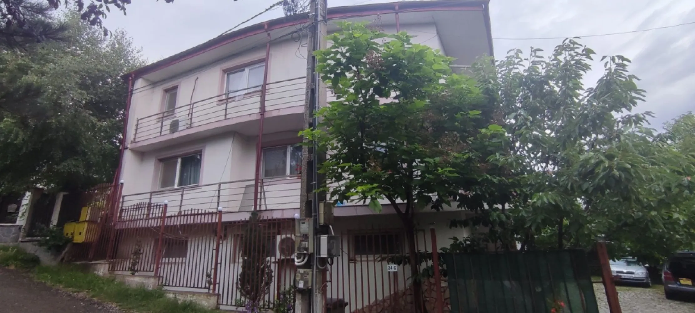 Casă/ Vila, 2008, 700mp, 1000mp D(P) + 2 + Pod - SE VINDE: Casă / Vilă construită în anul 2008, situată la 200 metri de blocurile ANL Păcurari (sensul giratoriu), 300 metri de Kaufland Păcurari, 200 metri de Bizantiq, 200 metri de Școală Paradis (cea noua), 150 metri de Școala EuroKid și 15 metri de Școala Montessori („Montessori School of Iasi”). Construcția beneficiază de panouri fotovoltaice cu o putere instalată de 11kw. Suprafața construită: aproximativ 700mp; Suprafață teren: 1000mp teren; Construcția este structurată pe demisol (parter), etaj 1, etaj 2 și pod (spațiu de depozitare în prezent). Compartimentare: 9 dormitoare, 4 livinguri, 3 bucătării, 6 băi și și beci. Parterul este independent de restul casei, cuprinzând 2 apartamente cu intrări separate față de restul casei, aproximativ 115mp fiecare. Rezistența casei permite construirea unui alt etaj, dacă aceste lucru se dorește. Spațiul este pretabil și pentru școală, grădiniță, clinică medicală, birouri sau pensiune. Clădirea poate fi dotată cu lift pe exterior, existând posibilitatea accesului în clădire la fiecare nivel din exterior.