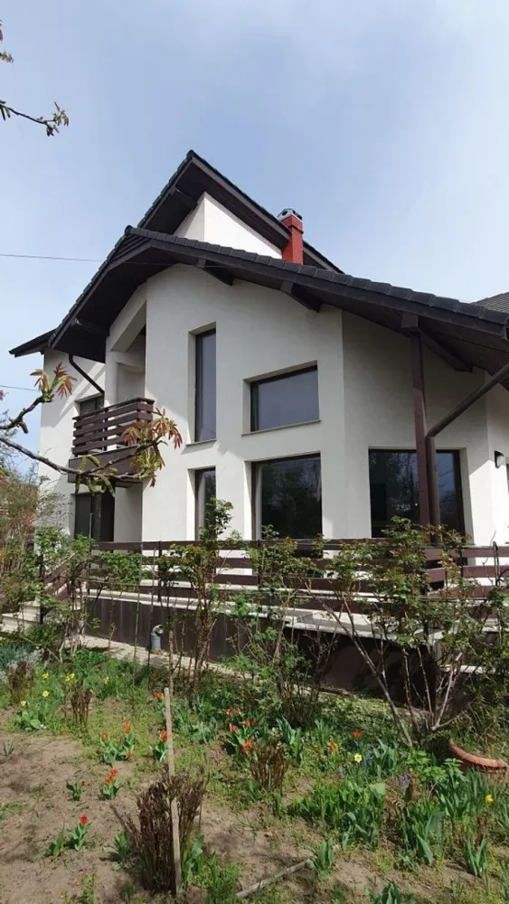 Vila 412 mp Galata, 1201 mp curte, direct proprietar - Vilă de vânzare în zona Galata în zona rezidențială, aproape de pădure. Terenul are o suprafață de 1201 mp și este amplasat la intersecție, având acces auto din două străzi, fiind dotat cu toate utilitățile. Vila D+P+E+M are 7 camere, 4 băi, 3 holuri și 2 bucătării, 1 balcon, 2 terase, 1 garaj. Anul punerii în funcțiune este 2019. Repartizarea camerelor: DEMISOL: 2 camere, baie, hol, spațiu depozitare, beci, bucatarie nemobilata, acces direct din curte și acces din holul casei PARTER: hol, living pe 2 nivele cu șemineu, bucătărie mobilata, loc de luat masa, dormitor, baie, terasă ETAJ: dressing, baie, 2 dormitoare, hol gol peste living,1 balcon, o terasa si acces interior/exterior spre mansardă MANSARDĂ: hol, 1 dormitor, baie, spațiu de depozitare Casa are amprenta la sol de 125 mp și o suprafață totală desfășurată de 412 mp si 293 mp utili. Construcția este solidă, cu structură din beton și zidărie de cărămidă, având pereții exteriori termoizolați cu polistiren de 10 cm, șarpantă din lemn izolata, învelitoare din țiglă, finisaje superioare: încălzire în pardoseală și gresie care imită parchetul la parter și nivelele superioare, parchet la demisol, tâmplărie PVC cu geam termopan la exterior și lemn masiv la interior, faianță și gresie în băi, 2 centrale termice proprii, instalații sanitare și de încălzire dotate cu distribuitoare pe fiecare nivel și cu termostate în fiecare cameră. Pe teren sunt amplasați pomi fructiferi, brazi, o grădină cu flori și sunt amenajate 2 accese auto și 3 accese pietonale și pavaje din beton. Împrejmuirea este realizată din stâlpi de beton cu panouri de fier, având două porți metalice de acces spre străzile la care are front stradal.