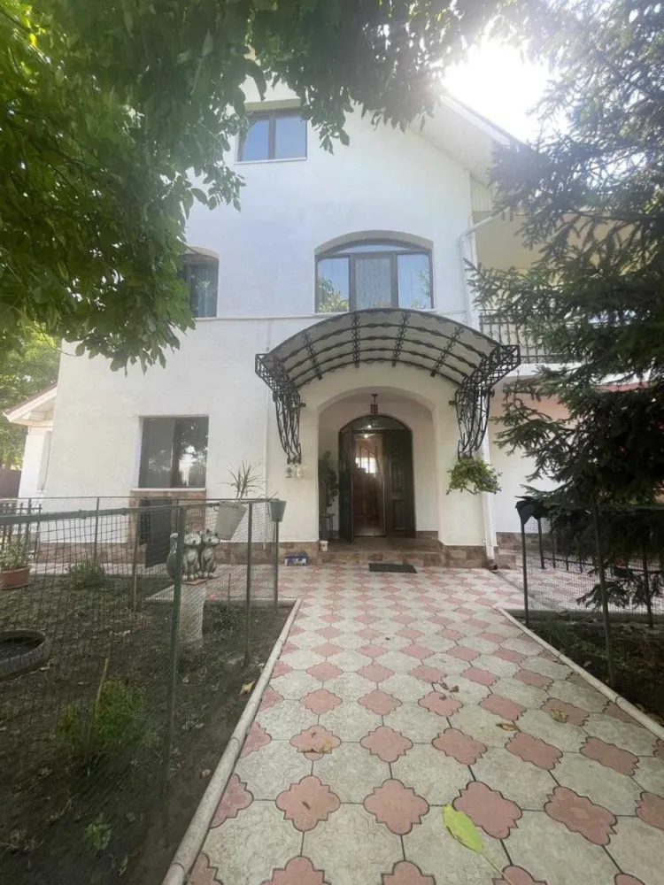 Proprietate superba ! Tatarasi ! Kaufland ! - Florescu Imobiliare va recomanda spre vanzare o proprietate superba situata in Tatarasi in proximitatea magazinului Kaufland si cartierului Green Park . Proprietatea se remarca prin pozitionarea la 2 strazi ,curtea si gradina frumos amenajata ,gardul mare de piatra ce confera siguranta necesara ,oaza de verdeata care inconjoara proprietatea plus alte caracteristici pe care o sa le descoperi la vizionare. Vila este formata din parter ,etaj si mansarda . Parterul este format dintr-un living generos , bucatarie inchisa , hol si baie insumand o suprafata totala de 91 mp . Etajul este format din 3 dormitoare generoase ,o baie. Suprafata totala a etajului este de 95 mp . Mansarda este formata din 2 dormitoare , o baie si spatii de depozitat.Aceasta din urma are o suprafata totala de 57 mp . Suprafata totala a propietatii este de 250 mp fara magazia din curte . Terenul are o suprafata de 454 mp . Vila este mobilata ,utilata ,racordata la toate utilitatile , apa , gaze naturale , canalizare , curent electric . Prin pozitia proprietatii cu deschidere la doua strazi principale ,este ideala pentru locuit dar si pentru unele activitati comerciale . Pentru alte detalii , schite , video cu proprietatea ,sunati la numarul afisat ,mesaj pe Watss App s-au vizitati site-ul imobiliareflorescu.ro .