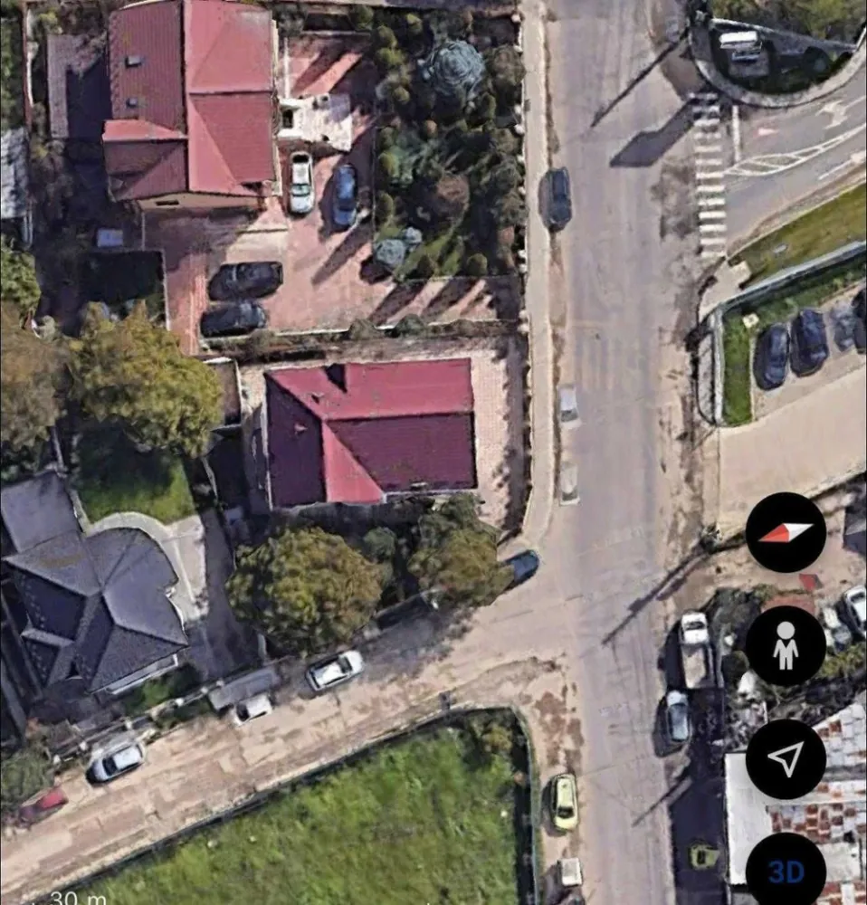 Proprietate superba ! Tatarasi ! Kaufland ! - Florescu Imobiliare va recomanda spre vanzare o proprietate superba situata in Tatarasi in proximitatea magazinului Kaufland si cartierului Green Park . Proprietatea se remarca prin pozitionarea la 2 strazi ,curtea si gradina frumos amenajata ,gardul mare de piatra ce confera siguranta necesara ,oaza de verdeata care inconjoara proprietatea plus alte caracteristici pe care o sa le descoperi la vizionare. Vila este formata din parter ,etaj si mansarda . Parterul este format dintr-un living generos , bucatarie inchisa , hol si baie insumand o suprafata totala de 91 mp . Etajul este format din 3 dormitoare generoase ,o baie. Suprafata totala a etajului este de 95 mp . Mansarda este formata din 2 dormitoare , o baie si spatii de depozitat.Aceasta din urma are o suprafata totala de 57 mp . Suprafata totala a propietatii este de 250 mp fara magazia din curte . Terenul are o suprafata de 454 mp . Vila este mobilata ,utilata ,racordata la toate utilitatile , apa , gaze naturale , canalizare , curent electric . Prin pozitia proprietatii cu deschidere la doua strazi principale ,este ideala pentru locuit dar si pentru unele activitati comerciale . Pentru alte detalii , schite , video cu proprietatea ,sunati la numarul afisat ,mesaj pe Watss App s-au vizitati site-ul imobiliareflorescu.ro .