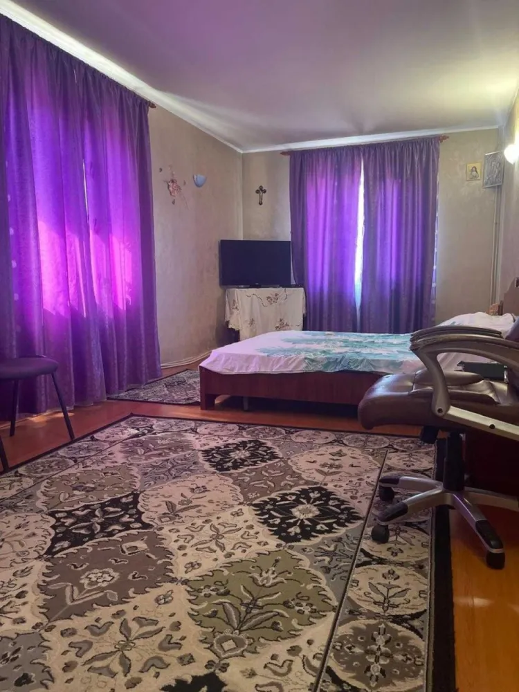 Proprietate superba ! Tatarasi ! Kaufland ! - Florescu Imobiliare va recomanda spre vanzare o proprietate superba situata in Tatarasi in proximitatea magazinului Kaufland si cartierului Green Park . Proprietatea se remarca prin pozitionarea la 2 strazi ,curtea si gradina frumos amenajata ,gardul mare de piatra ce confera siguranta necesara ,oaza de verdeata care inconjoara proprietatea plus alte caracteristici pe care o sa le descoperi la vizionare. Vila este formata din parter ,etaj si mansarda . Parterul este format dintr-un living generos , bucatarie inchisa , hol si baie insumand o suprafata totala de 91 mp . Etajul este format din 3 dormitoare generoase ,o baie. Suprafata totala a etajului este de 95 mp . Mansarda este formata din 2 dormitoare , o baie si spatii de depozitat.Aceasta din urma are o suprafata totala de 57 mp . Suprafata totala a propietatii este de 250 mp fara magazia din curte . Terenul are o suprafata de 454 mp . Vila este mobilata ,utilata ,racordata la toate utilitatile , apa , gaze naturale , canalizare , curent electric . Prin pozitia proprietatii cu deschidere la doua strazi principale ,este ideala pentru locuit dar si pentru unele activitati comerciale . Pentru alte detalii , schite , video cu proprietatea ,sunati la numarul afisat ,mesaj pe Watss App s-au vizitati site-ul imobiliareflorescu.ro .