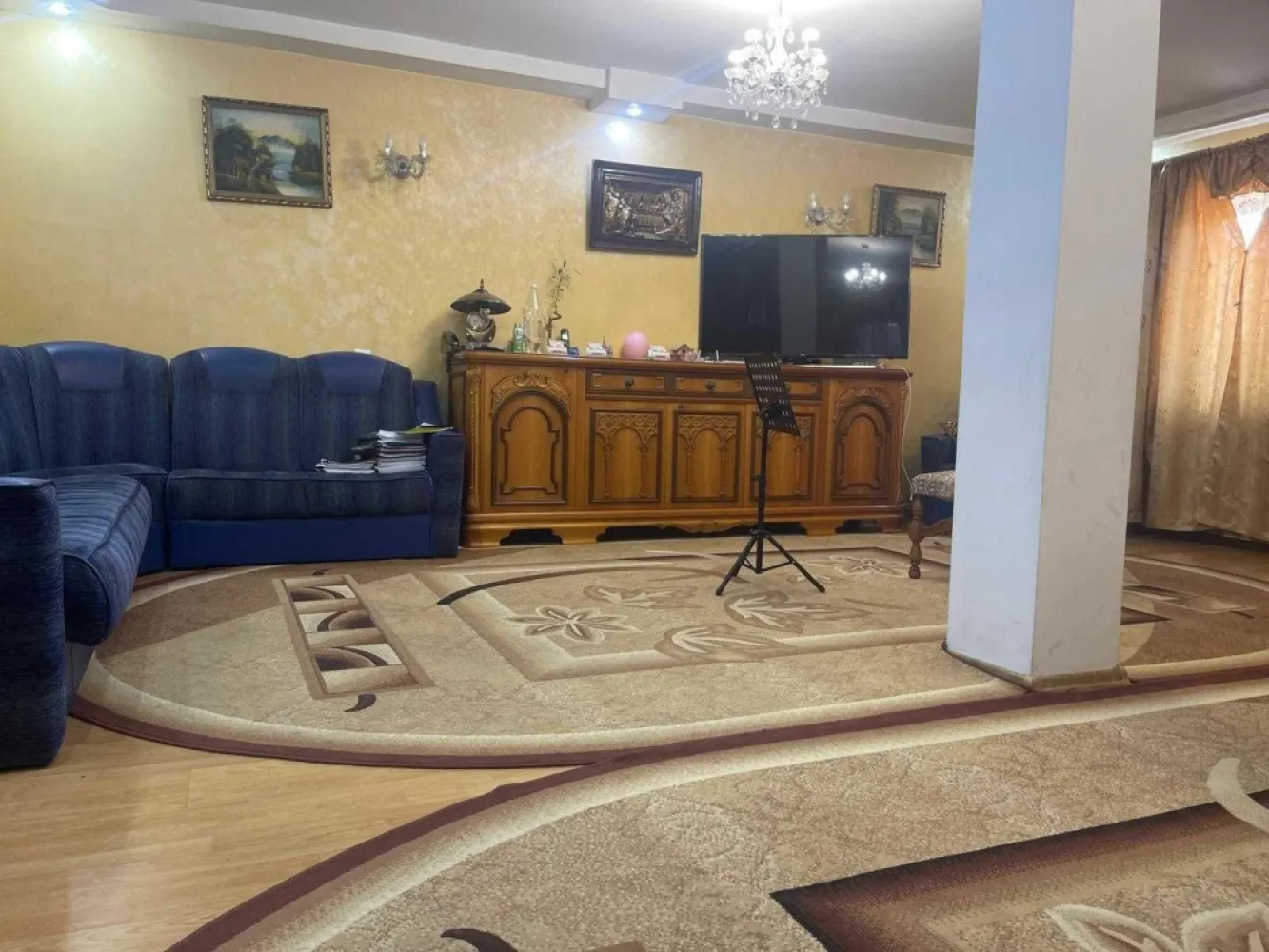 Proprietate superba ! Tatarasi ! Kaufland ! - Florescu Imobiliare va recomanda spre vanzare o proprietate superba situata in Tatarasi in proximitatea magazinului Kaufland si cartierului Green Park . Proprietatea se remarca prin pozitionarea la 2 strazi ,curtea si gradina frumos amenajata ,gardul mare de piatra ce confera siguranta necesara ,oaza de verdeata care inconjoara proprietatea plus alte caracteristici pe care o sa le descoperi la vizionare. Vila este formata din parter ,etaj si mansarda . Parterul este format dintr-un living generos , bucatarie inchisa , hol si baie insumand o suprafata totala de 91 mp . Etajul este format din 3 dormitoare generoase ,o baie. Suprafata totala a etajului este de 95 mp . Mansarda este formata din 2 dormitoare , o baie si spatii de depozitat.Aceasta din urma are o suprafata totala de 57 mp . Suprafata totala a propietatii este de 250 mp fara magazia din curte . Terenul are o suprafata de 454 mp . Vila este mobilata ,utilata ,racordata la toate utilitatile , apa , gaze naturale , canalizare , curent electric . Prin pozitia proprietatii cu deschidere la doua strazi principale ,este ideala pentru locuit dar si pentru unele activitati comerciale . Pentru alte detalii , schite , video cu proprietatea ,sunati la numarul afisat ,mesaj pe Watss App s-au vizitati site-ul imobiliareflorescu.ro .