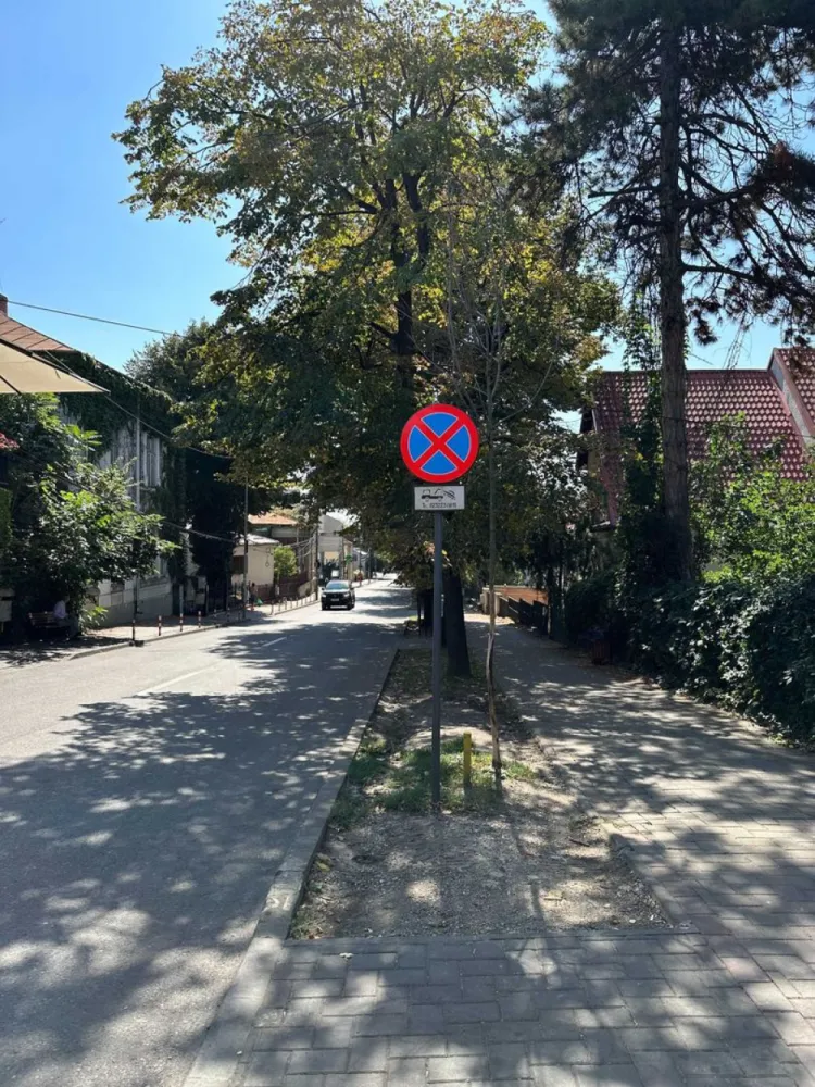 Persoana fizica !! vand casa Centru !! 1160 Mp !! rate !! - Persoana fizica !! vand casa Centru !! 1160 Mp !! se poate plati si in rate !! Casa se afla pe Lascar Catargi vizavi de Oscar, accept schimb.