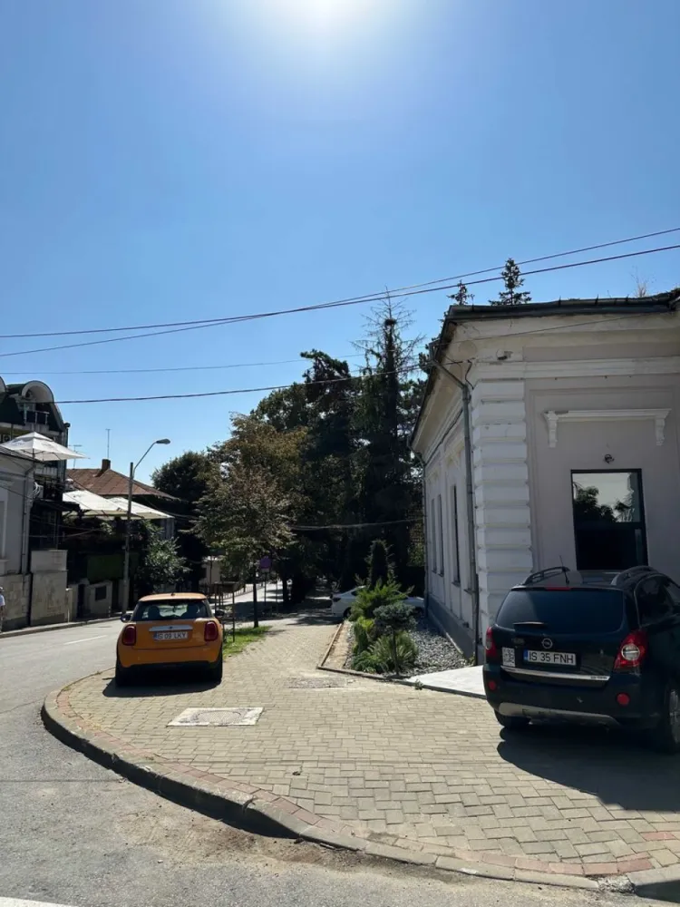 Persoana fizica !! vand casa Centru !! 1160 Mp !! rate !! - Persoana fizica !! vand casa Centru !! 1160 Mp !! se poate plati si in rate !! Casa se afla pe Lascar Catargi vizavi de Oscar, accept schimb.