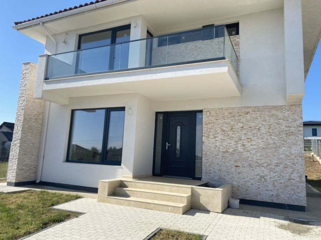 Vila premium, proiect exclusivist, 140 mp utili, Valea Adâncă - Iaşi - Vila de lux la cheie situată in Valea Adanca - Iasi, pe strada Zorilor nr 15, cu o suprafaţa utila de 140 mp şi teren de 515 mp. Vila este construită cu cele mai bune materiale posibile atât in ceea ce priveşte structura cât şi finisajele. Aceasta este compusă din parter + etaj, iar ca acoperiş s-a optat pentru ţigla ceramica Creaton Germania de culoare natur. Imobilul este compartimentat astfel: parter format din Living spaţios care are acces direct prin usa culisanta spre terasa din spate, Bucătărie, hol intrare, camera tehnica, baie de serviciu. Accesul către etaj se realizează printr-o scara spectaculoasa de tip flotant cu trepte şi podest îmbrăcate in lemn de stejar. De asemenea aceasta are balustrada din sticla transparentă securizata. Zona de etaj este compusă din baie, dressing 1, dressing 2, doua dormitoare cu acces către un balcon cu podea de travertin şi balustrada de sticla şi un masterbedroom cu un balcon cu aceleaşi caracteristici. Toate amenajarile au fost facute cu lux de amanunte pana la cel mai mic detaliu. Pardoselile atât de la parter cat şi de la etaj sunt din travertin la Bucătărie şi baia de la parter, din marmura la baia de la etaj şi parchet pentru living, hol, dressinguri şi dormitoare. Vila dispune de centrala termică in condensaţie, pe gaz, marca Vaillant Germania şi încălzire prin pardoseala marca Ivar Italia, atât pe parter cât şi pe etaj. Tamplaria este Salamander Fereastra ADF gama premium. Pereţii exteriori ai casei sunt izolaţi cu vata minerală bazaltică Sto Germania. De asemenea decorul casei s-a realizat cu un produs al aceluiaşi producător german. Pereţii exteriori sunt suplimentar decoraţi cu piatra naturala. Construcţia este iluminată la exterior de corpuri de culoare Alba din aluminiu, fiecare având 2 Leduri care asigura o iluminare deosebita pe timpul nopţii. Gardul frontal este construit din zidărpie şi placat cu aceeaşi piatra naturala care se regăseşte şi pe Faţadele vilei. De asemenea accesul auto se realizează printr-o poarta automatizată cu sistem premium BFT de producţie italiana. Vila este ideală pentru pretenţioşi, nu a fost construită in scop de vânzare ci ca locuinţa proprie, de aici si calitatea deosebita atât a meterialelor folosite cât şi al manoperei. Aceasta este pentru cei care îşi doresc o construcţie durabilă in care sa poate locui şi generaţia următoare. Mutare imediata! Nu ezitaţi sa ne contactaţi pentru vizionare.