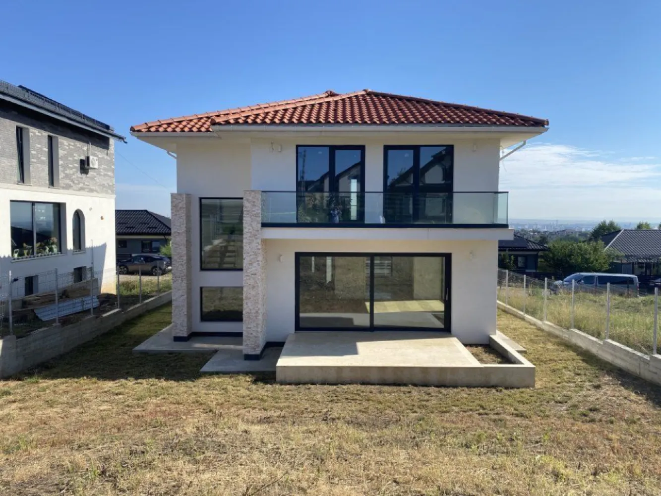 Vila premium, proiect exclusivist, 140 mp utili, Valea Adâncă - Iaşi - Vila de lux la cheie situată in Valea Adanca - Iasi, pe strada Zorilor nr 15, cu o suprafaţa utila de 140 mp şi teren de 515 mp. Vila este construită cu cele mai bune materiale posibile atât in ceea ce priveşte structura cât şi finisajele. Aceasta este compusă din parter + etaj, iar ca acoperiş s-a optat pentru ţigla ceramica Creaton Germania de culoare natur. Imobilul este compartimentat astfel: parter format din Living spaţios care are acces direct prin usa culisanta spre terasa din spate, Bucătărie, hol intrare, camera tehnica, baie de serviciu. Accesul către etaj se realizează printr-o scara spectaculoasa de tip flotant cu trepte şi podest îmbrăcate in lemn de stejar. De asemenea aceasta are balustrada din sticla transparentă securizata. Zona de etaj este compusă din baie, dressing 1, dressing 2, doua dormitoare cu acces către un balcon cu podea de travertin şi balustrada de sticla şi un masterbedroom cu un balcon cu aceleaşi caracteristici. Toate amenajarile au fost facute cu lux de amanunte pana la cel mai mic detaliu. Pardoselile atât de la parter cat şi de la etaj sunt din travertin la Bucătărie şi baia de la parter, din marmura la baia de la etaj şi parchet pentru living, hol, dressinguri şi dormitoare. Vila dispune de centrala termică in condensaţie, pe gaz, marca Vaillant Germania şi încălzire prin pardoseala marca Ivar Italia, atât pe parter cât şi pe etaj. Tamplaria este Salamander Fereastra ADF gama premium. Pereţii exteriori ai casei sunt izolaţi cu vata minerală bazaltică Sto Germania. De asemenea decorul casei s-a realizat cu un produs al aceluiaşi producător german. Pereţii exteriori sunt suplimentar decoraţi cu piatra naturala. Construcţia este iluminată la exterior de corpuri de culoare Alba din aluminiu, fiecare având 2 Leduri care asigura o iluminare deosebita pe timpul nopţii. Gardul frontal este construit din zidărpie şi placat cu aceeaşi piatra naturala care se regăseşte şi pe Faţadele vilei. De asemenea accesul auto se realizează printr-o poarta automatizată cu sistem premium BFT de producţie italiana. Vila este ideală pentru pretenţioşi, nu a fost construită in scop de vânzare ci ca locuinţa proprie, de aici si calitatea deosebita atât a meterialelor folosite cât şi al manoperei. Aceasta este pentru cei care îşi doresc o construcţie durabilă in care sa poate locui şi generaţia următoare. Mutare imediata! Nu ezitaţi sa ne contactaţi pentru vizionare.