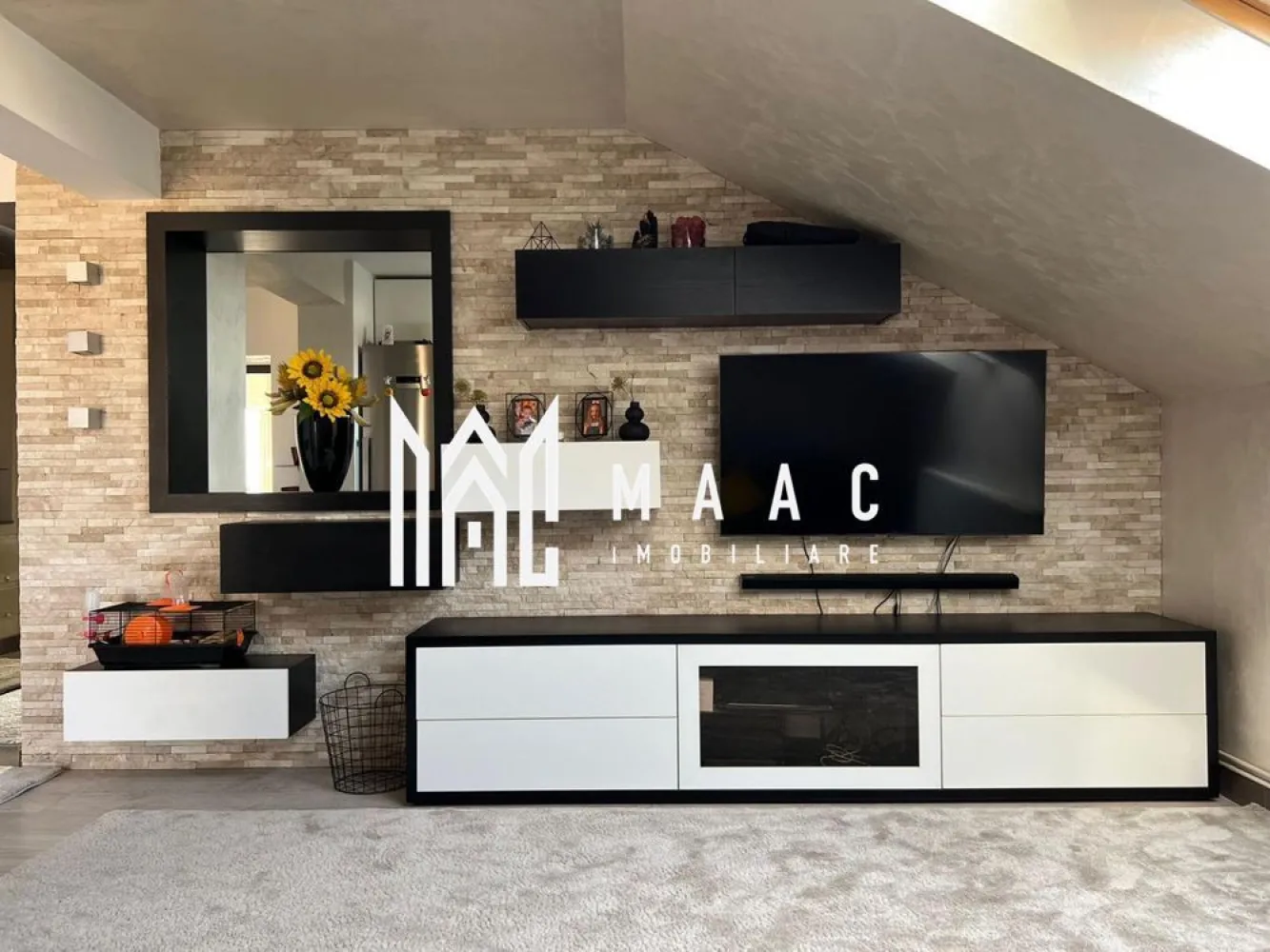 Apartament la vila | 3 camere | Zona Tilisca - Maac Imobiliare propune spre vânzare un apartament cu 3 camere situat într-o vilă din zona Tilisca. Locuinta cuprinde: living, doua dormitoare, bucatarie, baie cu geam de aerisire. Finisaje premium, mobilier de calitate și electrocasnice moderne, atent alese pentru a oferi confort și funcționalitate. Localizare excelentă: zonă liniștită, cu acces rapid către școli, grădinițe, magazine și zone de relaxare, statii de transport in comun, etc Pentru mai multe detalii va rugam specificati telefonic ID: CP2704885 }}