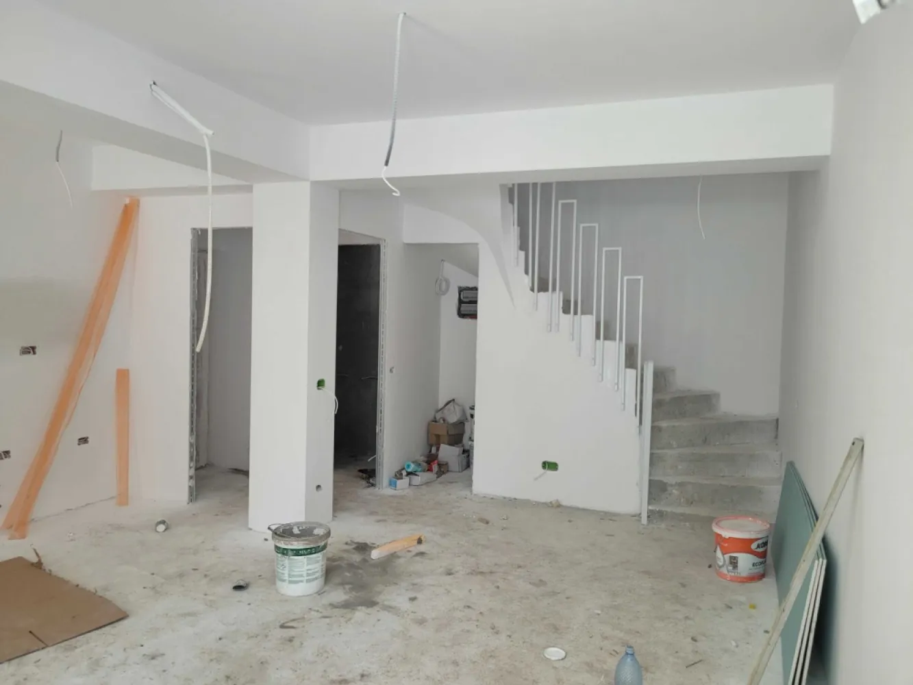 Casa 3 camere + loc de parcare de vanzare - Se ofera spre vanzare un duplex spatios si modern situat in inima Bucurestiului, in sectorul 5, zona Eroii Revolutiei - Bulevardul Pieptanari. Imobilul este ideal atat pentru familii, cat si pentru investitii pe termen lung datorita pozitiei excelente si accesului rapid la facilitati. Imobilul se afla la 8 minute de statia de metrou Eroii Revolutiei si in raza de 15-20 minute de mers de 3 parcuri. SITUATIA LOCUINTEI: Parter: living 18,83 mp bucatarie 6,74 mp W.C. 1,50 mp hol intrare 2,08 mp gradina 7,61 mp Suprafata utila parter 29,15 mp Etaj: dormitor matrimonial 18,48 mp baie 3,61 mp hol 2,98 mp balcon 4,97 mp Suprafata utila etaj 25,07 mp Mansarda: dormitor secundar 13,48 mp baie 3,61 mp hol 1,15 mp logie 4,52 mp Suprafata utila mansarda 18,28 mp Suprafata utila totala 72,48 mp Suprafata spatii exterioare 17,10 mp Locuri de parcare 1 loc * Compartimentare inteligenta pe 3 niveluri * Numar camere: Living, 2 dormitoare si dressing/birou * Bai: 2 bai si un grup sanitar * Bucatarie open space, cu posibilitate de inchidere * Spatii exterioare gradina + terasa + logie in suprafata de 17,10 mp * Locuri de parcare: 1 * An constructie: 2024 * Sistem de incalzire: centrala proprie pe gaz Motan garantie 5 ani, calorifere * Utilitati: - Contor individual alimentare curent electric - Contor individual alimentare gaze - Contor comun apa-canal * Structura: cadre beton armat cu pereti exterior din blocuri ceramice Porotherm si compartimentari interioare gips carton * Tamplarie termoizolanta tripan Gealan