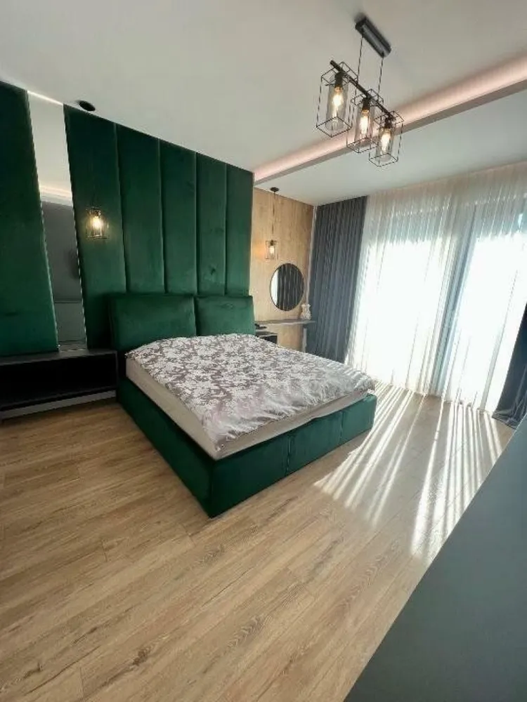 Imobil cu arhitectura deosebita/unica, Prelungirea Ghencea - PROPRIETAR - 0751 / 078 / 705 Va prezint spre vanzare o vila cu arhitectura moderna finalizată in anul 2021, P+E+M, situata foarte aproape de Drumul Taberei, Prelungirea Ghencea şi Sos.Alexandria, complet utilată si mobilată, cu suprafata teren 610mp iar suprafaţa utila de 250mp. Vila are o dispunere excelenta a spatiului interior, cu ferestre mari prin care patrunde lumina naturala, inaltime de 6,50m in zona de living+dining+scara şi 3,00m dormitoare+dressing+bai+camera tehnica. Aceasta este o casa foarte economica, cu costuri de intretinere mici. In acest sens, toate etajele au placa de beton, izolatia exterioara este realizata profesional cu vata bazaltică de 10cm, ferestre sunt Salamander bluEvolution 92mm tripan 52mm/6 camere culoare griantracit, pentru climatizare se foloseste pompa NIBE cu instalatie prin pardoseala (caldura/răcire). Vila este compartimentata astfel: Parter : acces, hol intrare, dressing, scara, birou, baie, bucatarie, living, dinning cu iesire pe terasa, dormitor matrimoniala 18,40mp cu dressing 8,05mp şi baie 6,20mp; Etaj : hol, camera oaspeţi cu ieşire pe terasa, dormitor 18,20mp cu dressing 9,10mp şi baie 6,20mp, dormitor 15,60mp cu dressing 11,10mp si baie 6,35mp. Mansarda: spatiu open-space Locuinţa nu a fost construită pentru vanzare, in ea investindu-se materiale de cea mai buna calitate, începând de la structura de rezistenţa (din cadre de beton armat), pana la finisaje. Proprietatea este disponibila pentru vizionare, sunand la numarul de telefon din anunt.