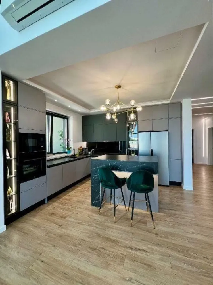 Imobil cu arhitectura deosebita/unica, Prelungirea Ghencea - PROPRIETAR - 0751 / 078 / 705 Va prezint spre vanzare o vila cu arhitectura moderna finalizată in anul 2021, P+E+M, situata foarte aproape de Drumul Taberei, Prelungirea Ghencea şi Sos.Alexandria, complet utilată si mobilată, cu suprafata teren 610mp iar suprafaţa utila de 250mp. Vila are o dispunere excelenta a spatiului interior, cu ferestre mari prin care patrunde lumina naturala, inaltime de 6,50m in zona de living+dining+scara şi 3,00m dormitoare+dressing+bai+camera tehnica. Aceasta este o casa foarte economica, cu costuri de intretinere mici. In acest sens, toate etajele au placa de beton, izolatia exterioara este realizata profesional cu vata bazaltică de 10cm, ferestre sunt Salamander bluEvolution 92mm tripan 52mm/6 camere culoare griantracit, pentru climatizare se foloseste pompa NIBE cu instalatie prin pardoseala (caldura/răcire). Vila este compartimentata astfel: Parter : acces, hol intrare, dressing, scara, birou, baie, bucatarie, living, dinning cu iesire pe terasa, dormitor matrimoniala 18,40mp cu dressing 8,05mp şi baie 6,20mp; Etaj : hol, camera oaspeţi cu ieşire pe terasa, dormitor 18,20mp cu dressing 9,10mp şi baie 6,20mp, dormitor 15,60mp cu dressing 11,10mp si baie 6,35mp. Mansarda: spatiu open-space Locuinţa nu a fost construită pentru vanzare, in ea investindu-se materiale de cea mai buna calitate, începând de la structura de rezistenţa (din cadre de beton armat), pana la finisaje. Proprietatea este disponibila pentru vizionare, sunand la numarul de telefon din anunt.