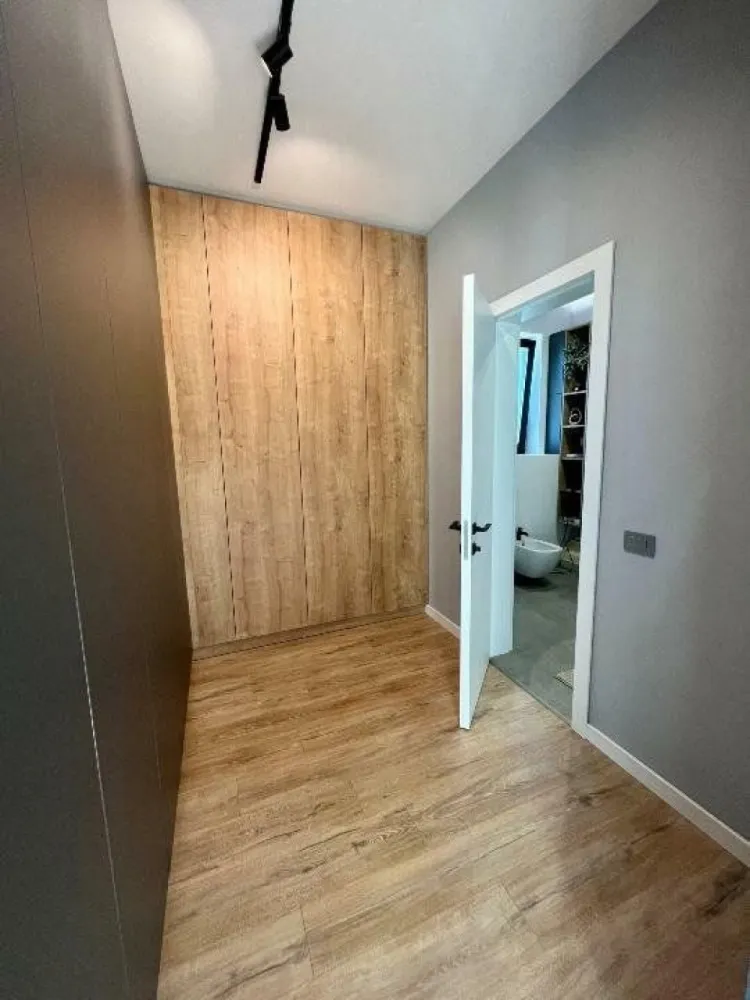 Imobil cu arhitectura deosebita/unica, Prelungirea Ghencea - PROPRIETAR - 0751 / 078 / 705 Va prezint spre vanzare o vila cu arhitectura moderna finalizată in anul 2021, P+E+M, situata foarte aproape de Drumul Taberei, Prelungirea Ghencea şi Sos.Alexandria, complet utilată si mobilată, cu suprafata teren 610mp iar suprafaţa utila de 250mp. Vila are o dispunere excelenta a spatiului interior, cu ferestre mari prin care patrunde lumina naturala, inaltime de 6,50m in zona de living+dining+scara şi 3,00m dormitoare+dressing+bai+camera tehnica. Aceasta este o casa foarte economica, cu costuri de intretinere mici. In acest sens, toate etajele au placa de beton, izolatia exterioara este realizata profesional cu vata bazaltică de 10cm, ferestre sunt Salamander bluEvolution 92mm tripan 52mm/6 camere culoare griantracit, pentru climatizare se foloseste pompa NIBE cu instalatie prin pardoseala (caldura/răcire). Vila este compartimentata astfel: Parter : acces, hol intrare, dressing, scara, birou, baie, bucatarie, living, dinning cu iesire pe terasa, dormitor matrimoniala 18,40mp cu dressing 8,05mp şi baie 6,20mp; Etaj : hol, camera oaspeţi cu ieşire pe terasa, dormitor 18,20mp cu dressing 9,10mp şi baie 6,20mp, dormitor 15,60mp cu dressing 11,10mp si baie 6,35mp. Mansarda: spatiu open-space Locuinţa nu a fost construită pentru vanzare, in ea investindu-se materiale de cea mai buna calitate, începând de la structura de rezistenţa (din cadre de beton armat), pana la finisaje. Proprietatea este disponibila pentru vizionare, sunand la numarul de telefon din anunt.