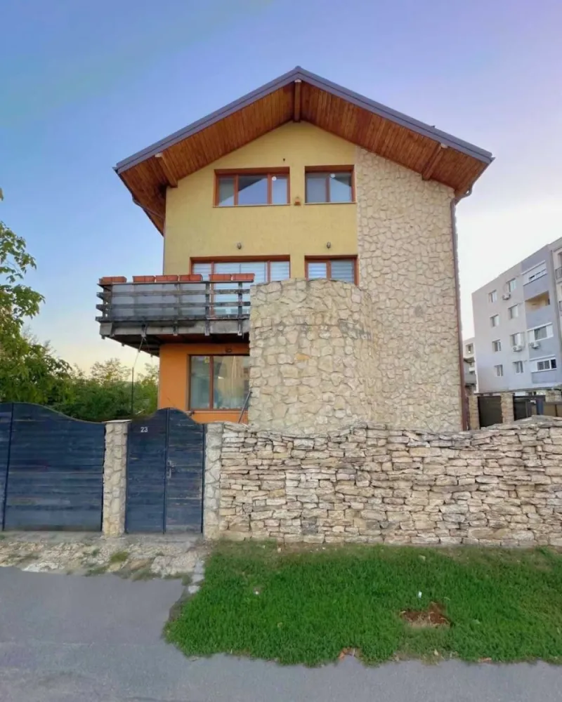 Vilă în Nordul Bucureștiului - Oportunitate excepțională de investiție: Situată pe Șos. București-Târgoviște, nr. 23, această vilă spațioasă de 350 mp utili oferă o oportunitate excelentă de investiție imobiliară într-o zonă în plină dezvoltare atât rezidențial cât și economic. Cu un teren total de 550 mp, care include o curte de 400 mp, proprietatea este ideală pentru diverse utilizări comerciale, cum ar fi spații de birouri, o grădiniță, un centru after-school, un birou notarial și multe altele, dar poate fi folosită și în scopuri rezidențiale. Construită în 2007, vila are o dispunere open-space pe patru niveluri: demisol, parter, etaj și mansardă, oferind flexibilitate pentru personalizare. Dispune de toate utilitățile esențiale: apă, gaz, electricitate și canalizare Situată la doar 2 minute de stația de metrou Străulești, proprietatea oferă acces facil la rețeaua de transport public din București.
